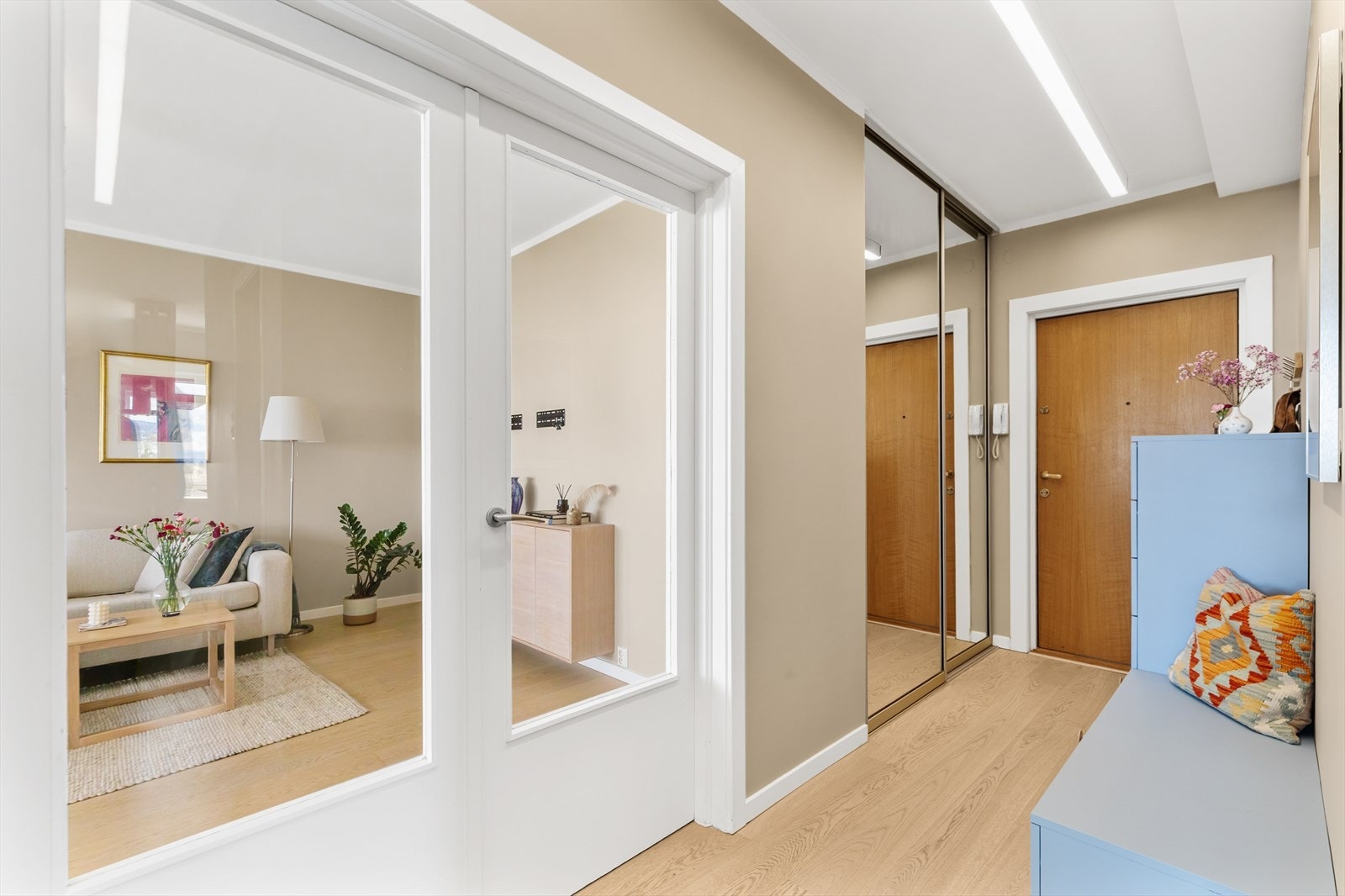 Stueområdet skilles av med en glassdør - perfekt for soneinndeling. Galleribilde