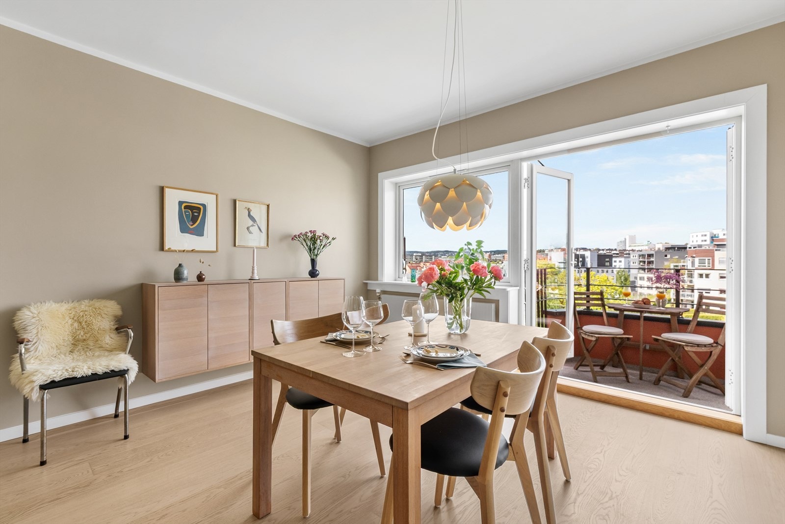 Rikelig med naturlig lysinnslipp i boligen. De doble dørene bidrar til en luftig og herlig atmosfære. Galleribilde