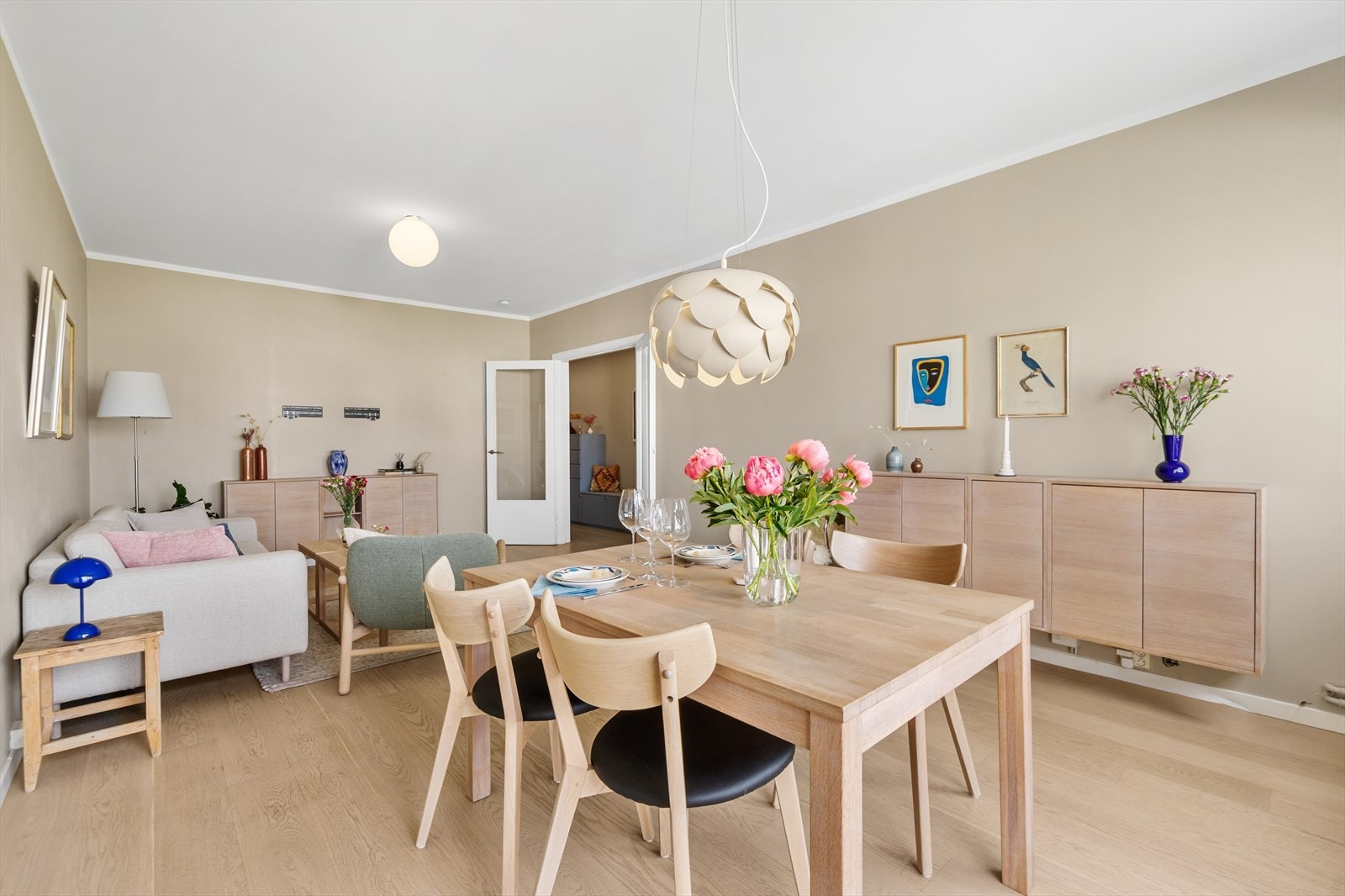 Stuen har en fin utforming, som gir naturlige soner og utallige innredningsmuligheter. Galleribilde