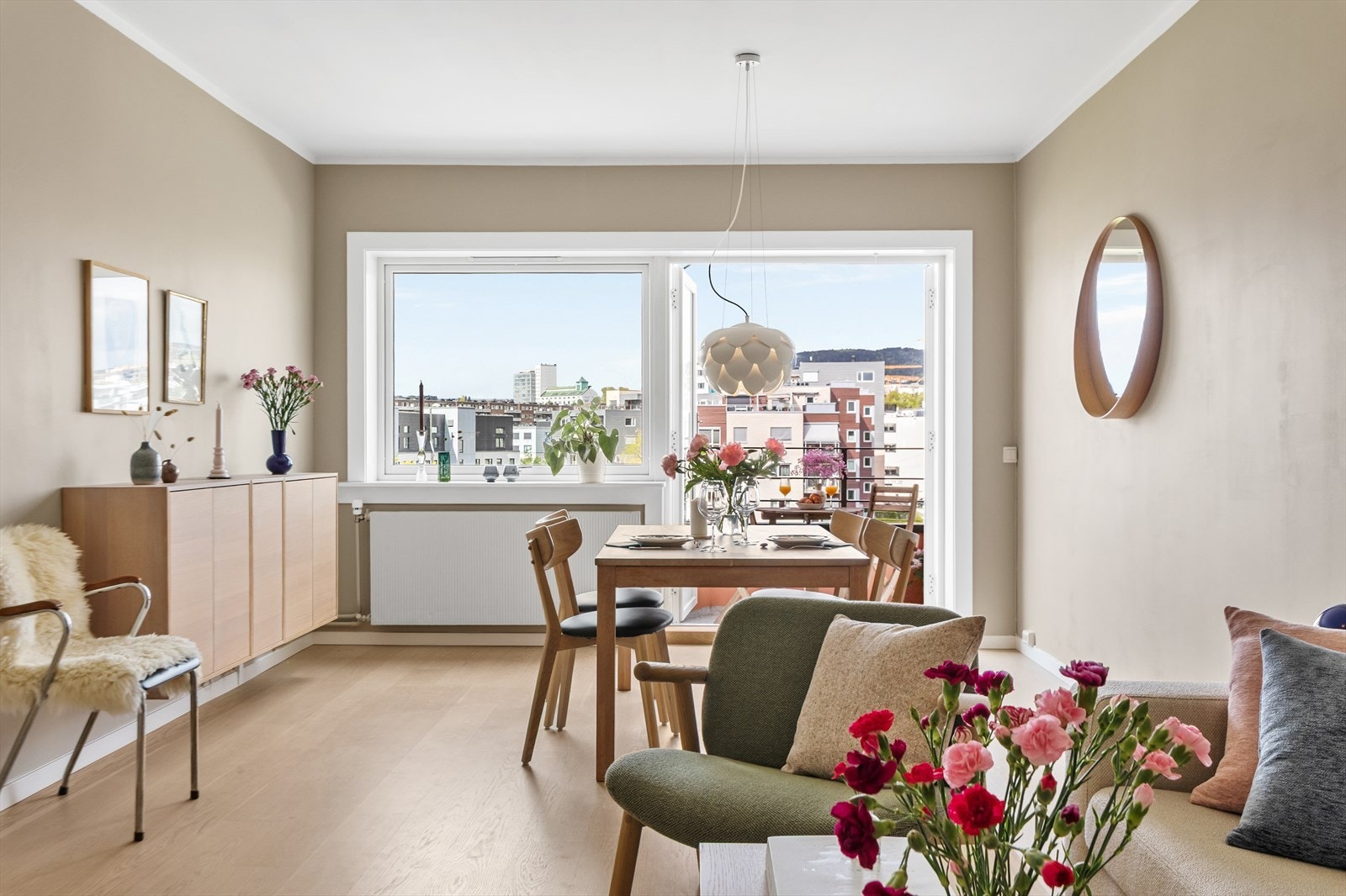 Her får du en leilighet med tidsriktige og lune farger både på gulv og vegg. Galleribilde