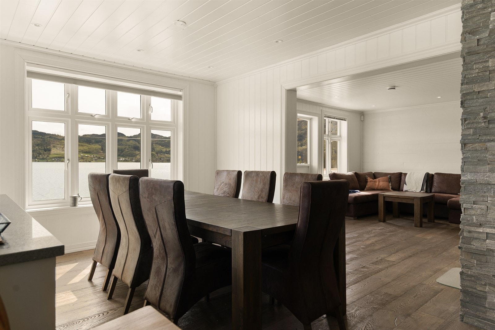 Videre er det en-stavs eikeparkett og MDF-plater på vegger som også står i stil til det klassiske. Galleribilde