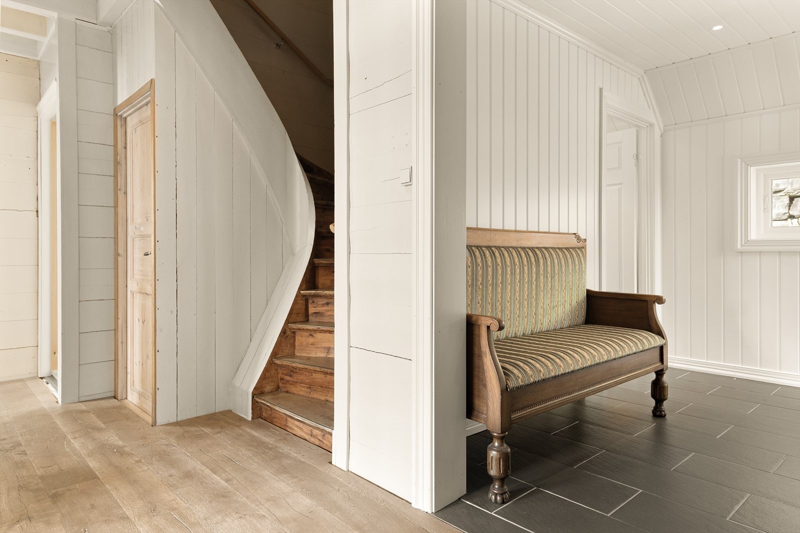 I huset finner vi tretrapp fra byggeår 1929 og går vi opp i 2. etasje, står de aller fleste innvendige dører urørte. Galleribilde