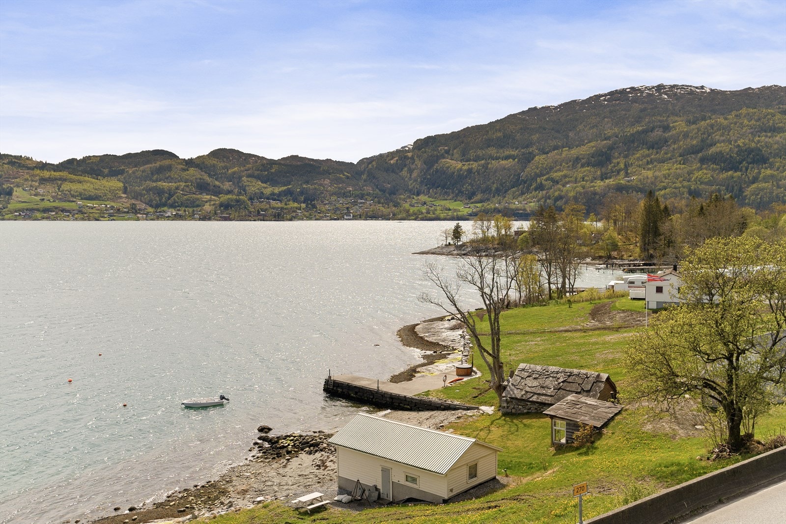 Her er fantastisk utsikt utover Hardangerfjorden, men også innseilingen mot Norheimsund Galleribilde