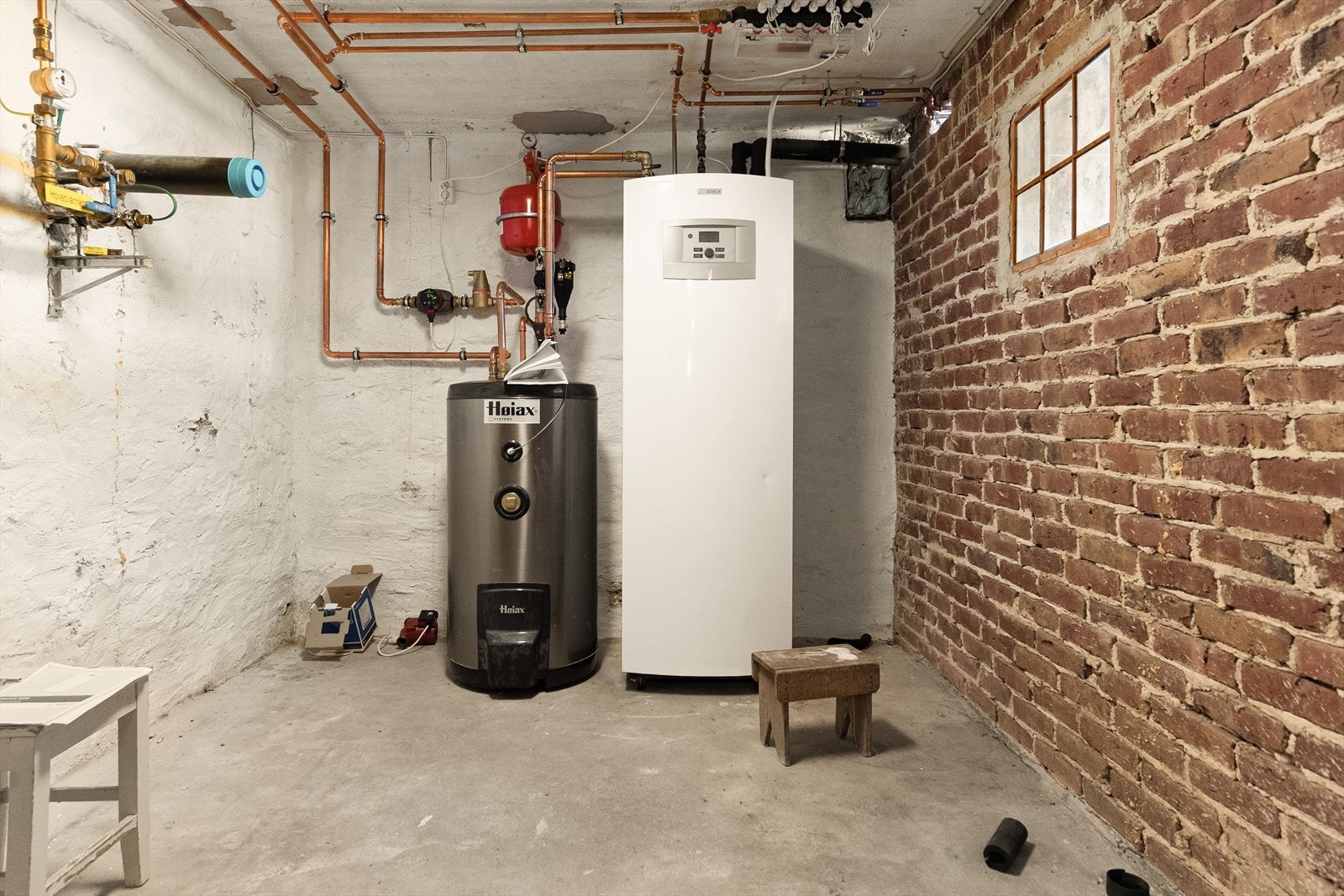 Bosch Compress 5000 bergvarmepumpe er montert i teknisk rom. Varmtvannsbereder er koblet til varmepumpen. Ved rehabilitering fikk man også nytt el-skap og nytt elektrisk anlegg til 1. etasje. Galleribilde