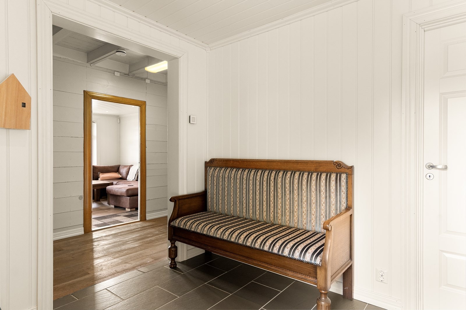 Klassiske detaljer som tømmervegger og god takhøyde med synlige bærebjelker. Galleribilde