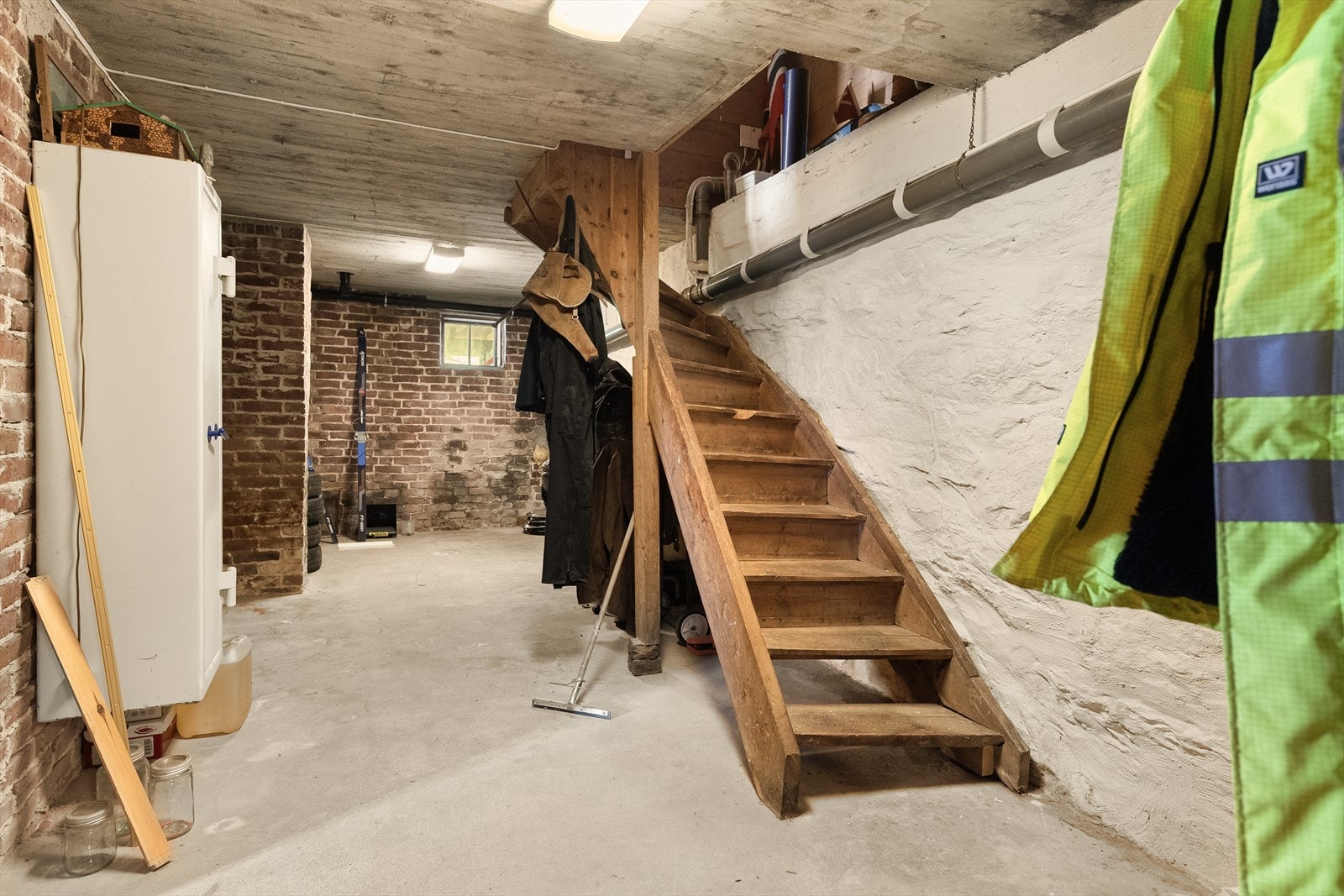 Kjelleren er opprinnelig med betonggulv og betongtak. Galleribilde
