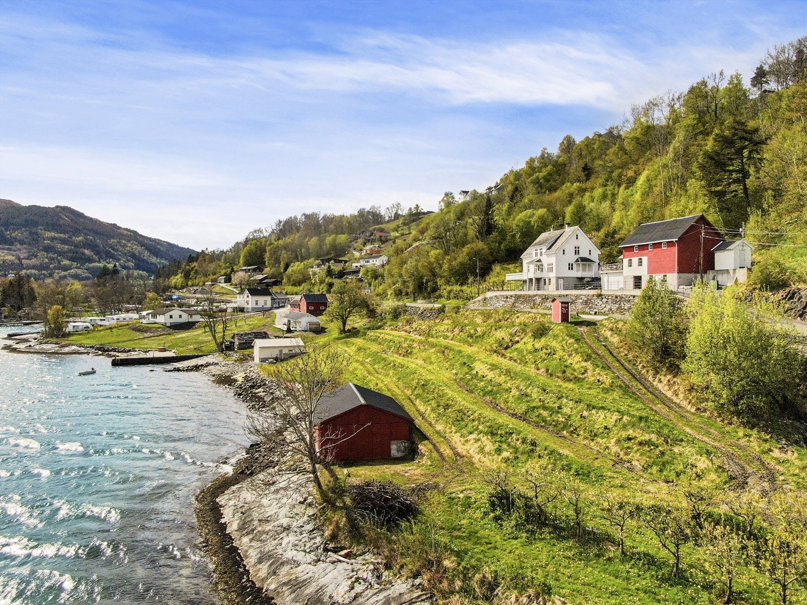 Eiendomsmegler Norge v/ Caroline Norheim Johansen har med stor glede av å presentere denne småbruks-perlen i Hardanger! Galleribilde