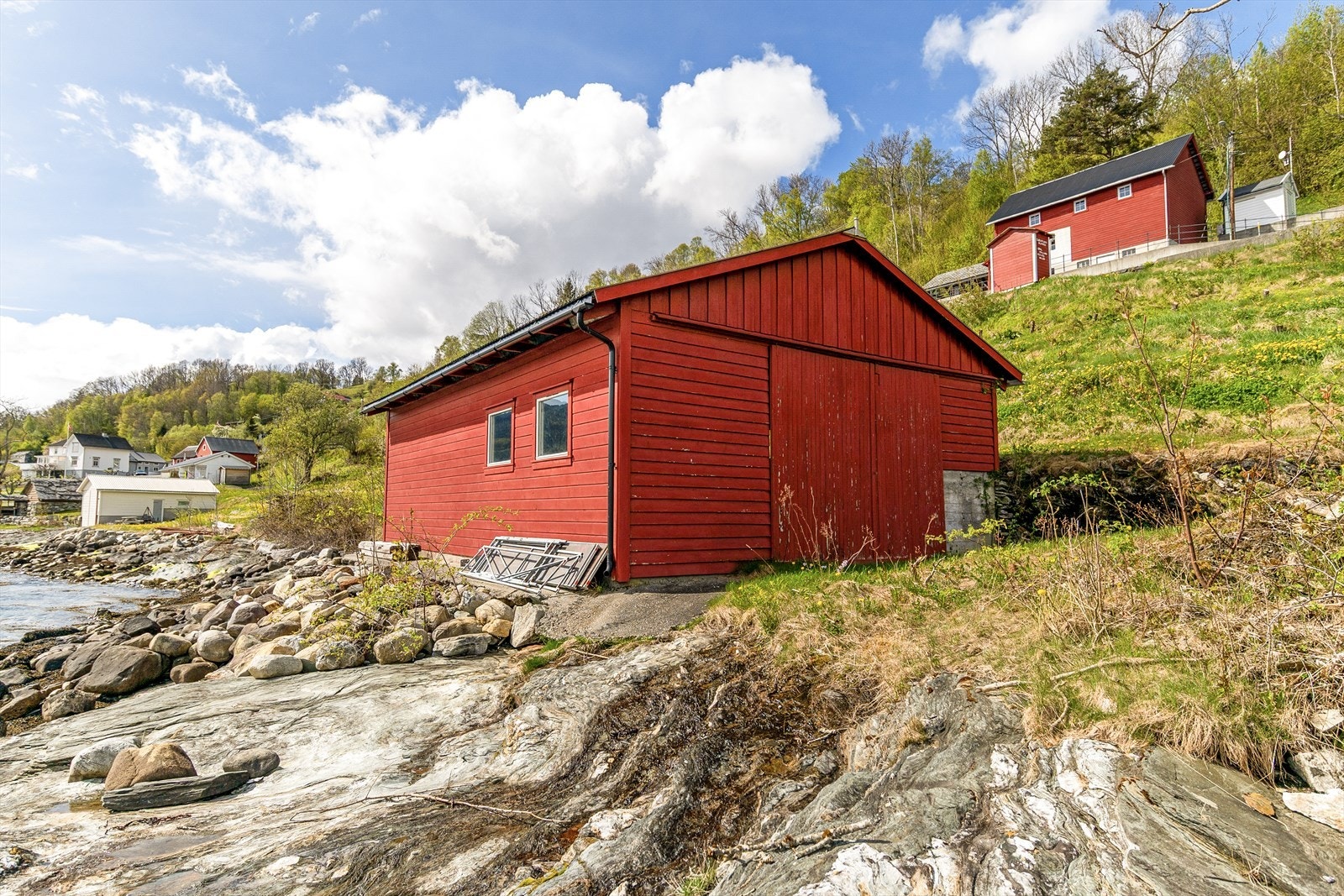 Nede ved sjøen finner vi også et stort naust i tillegg hele ca. 160 m strandlinje. Galleribilde