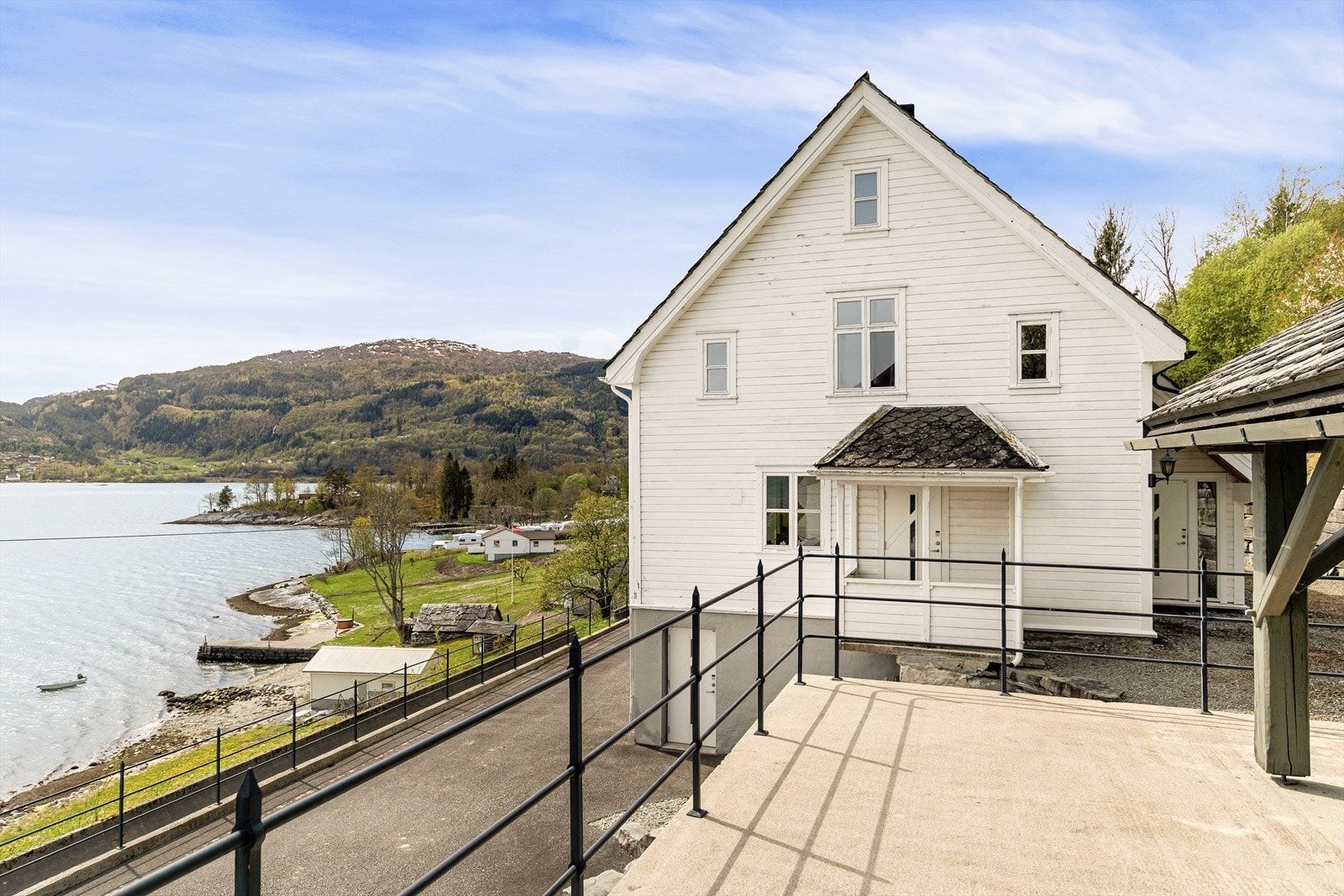 Unik lokasjon ved gamleveien mellom Norheimsund og Øystese. Bemerkelsesverdig stille og rolig etter at tunnelen erstattet hovedveien. Galleribilde