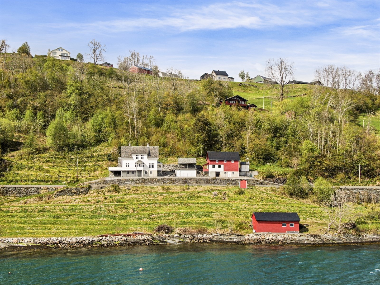 Eiendommen består av bolighus, låve, garasje m/grillhus og strandlinje med naust. I tillegg 19 dekar produktiv skog på Sjusete. Galleribilde