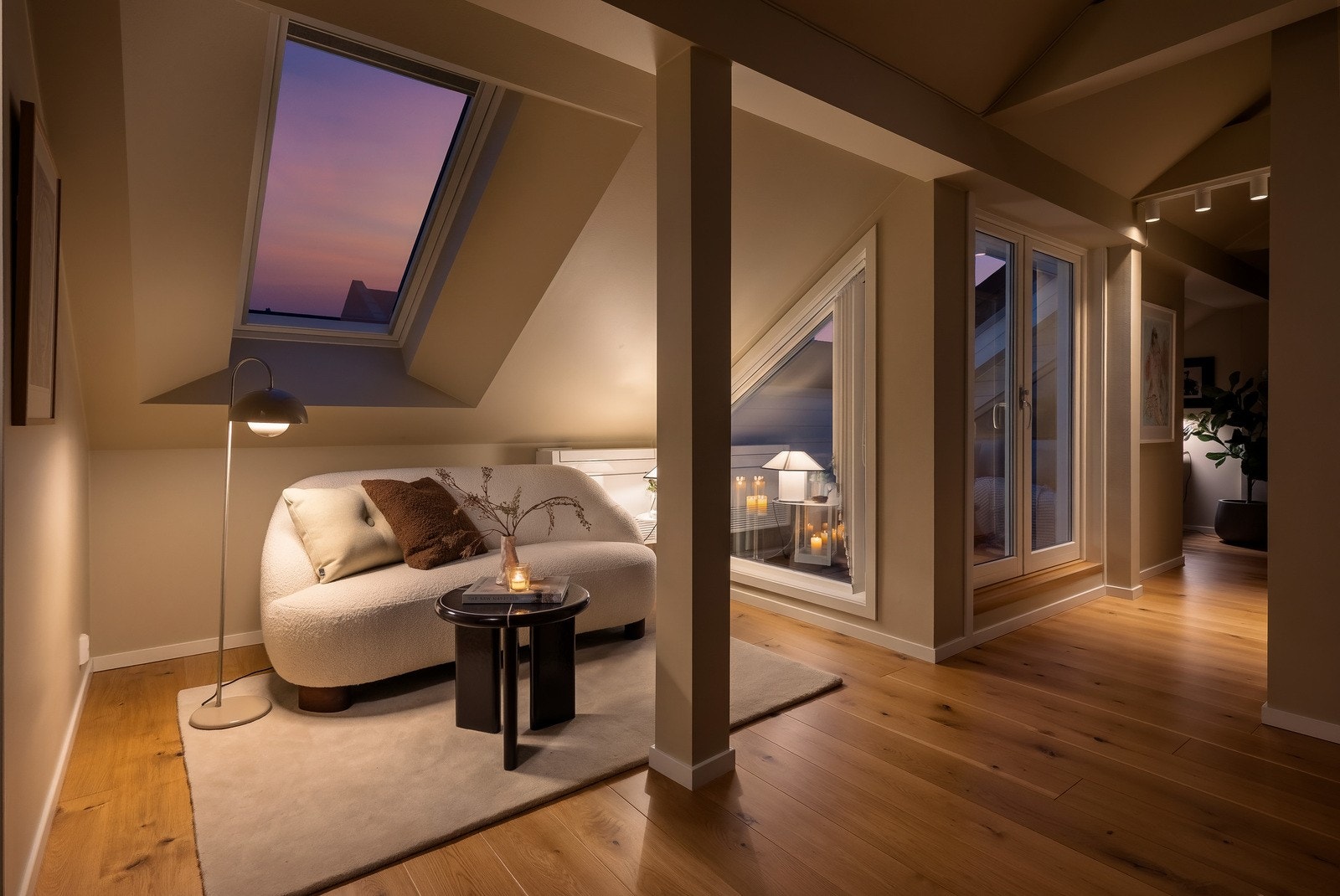 Når kvelden er varm glir steget naturlig ut på den private takterrassen, hvor varme sommerkvelder danner rammen for hyggelige og sosiale sammenkomster Galleribilde