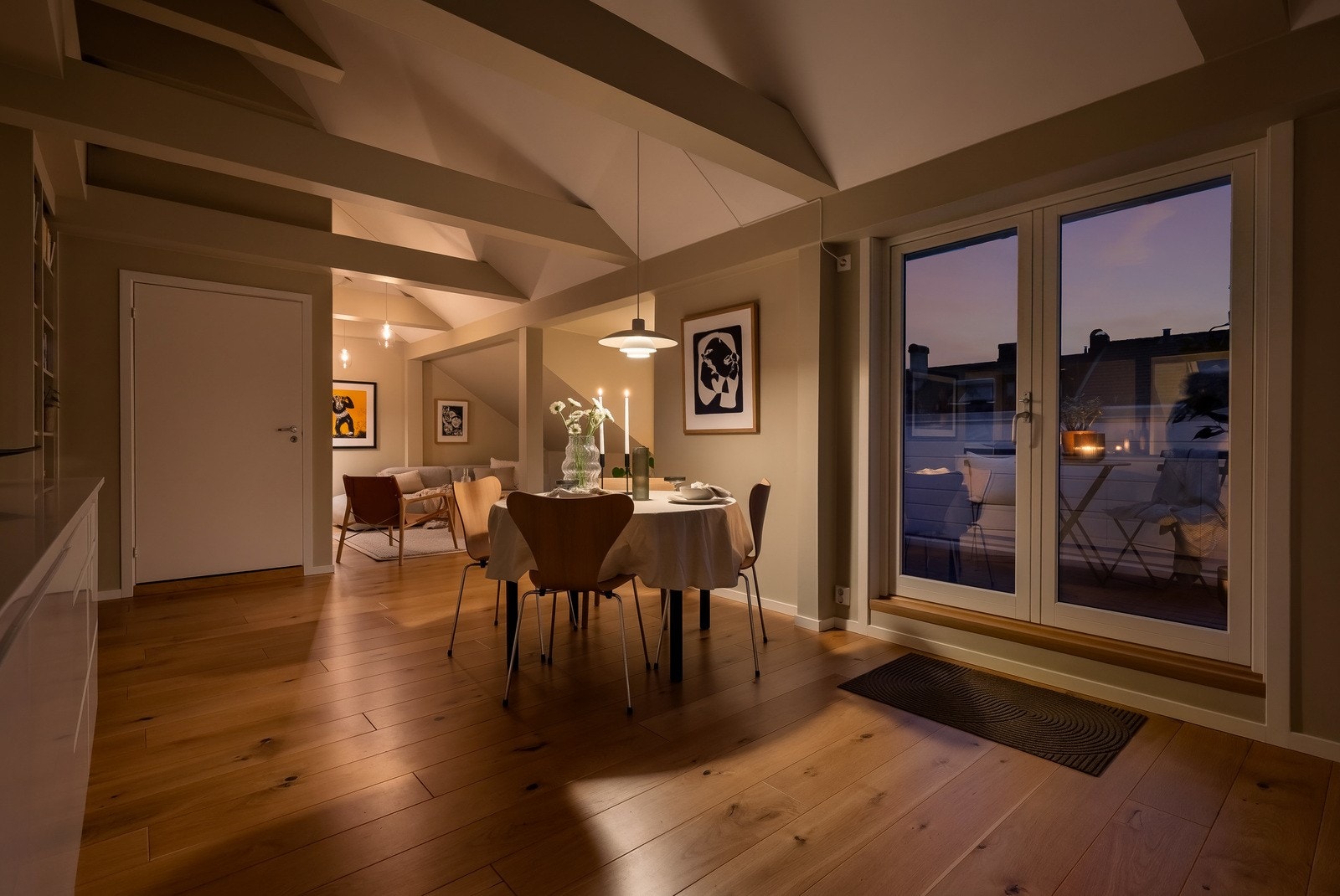 Loftsleiligheten er full av sjel og særpreg - den åpne og luftige planløsningen danner den perfekte rammen for lange selskapskvelder Galleribilde
