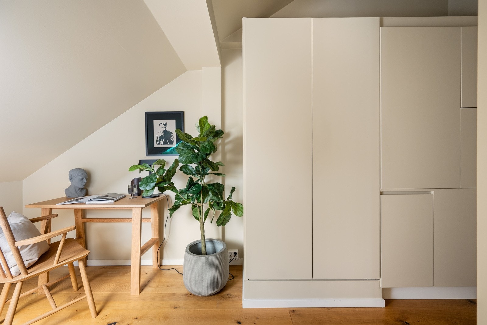 Den innholdsrike leiligheten har også et flott kontor Galleribilde