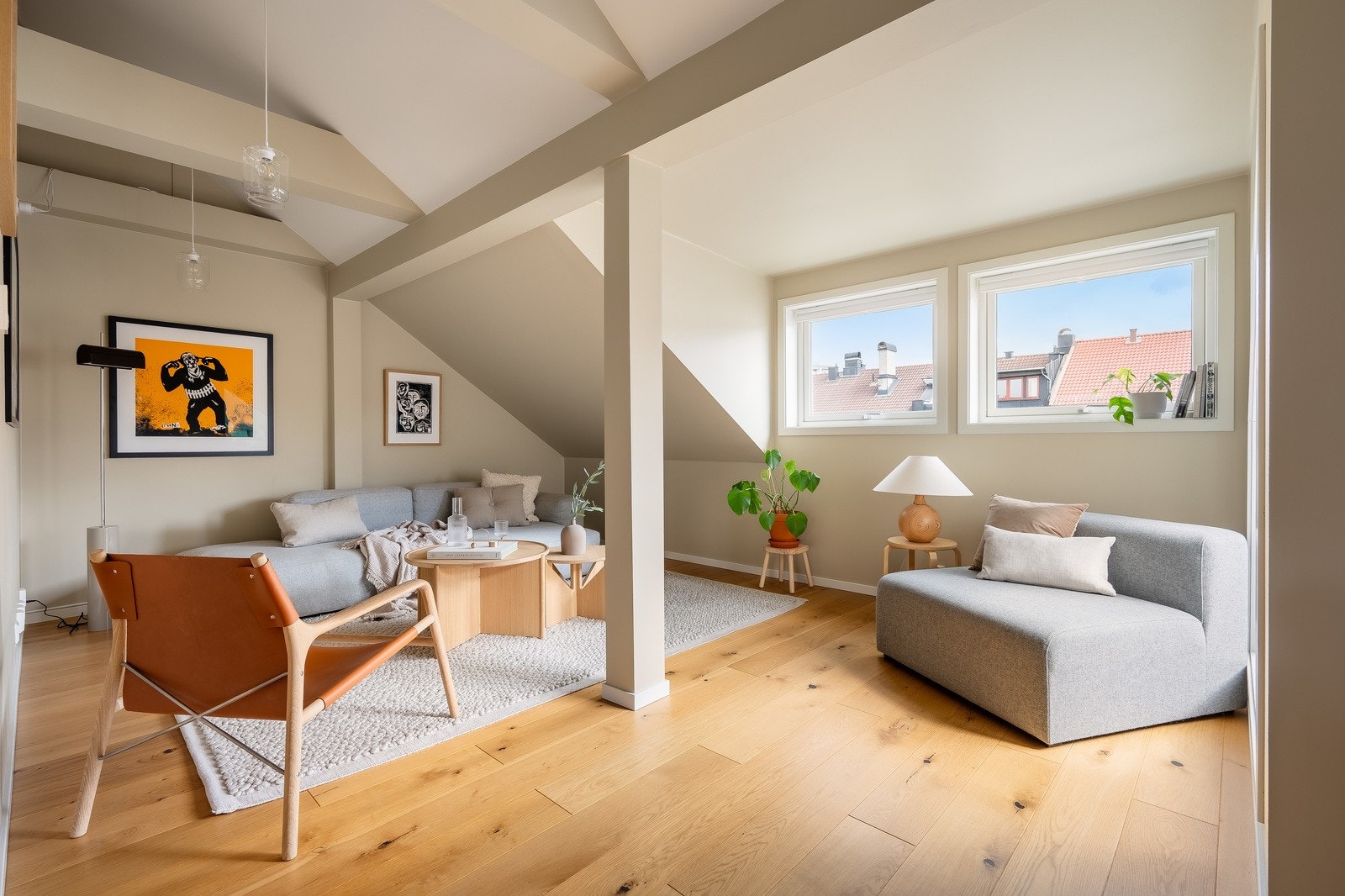 En egen sone i rommet inviterer til et romslig sofahjørne, med generøs plass for en stor sofaseksjon og tilhørende møblement - perfekt for komfort og sosialt samvær Galleribilde