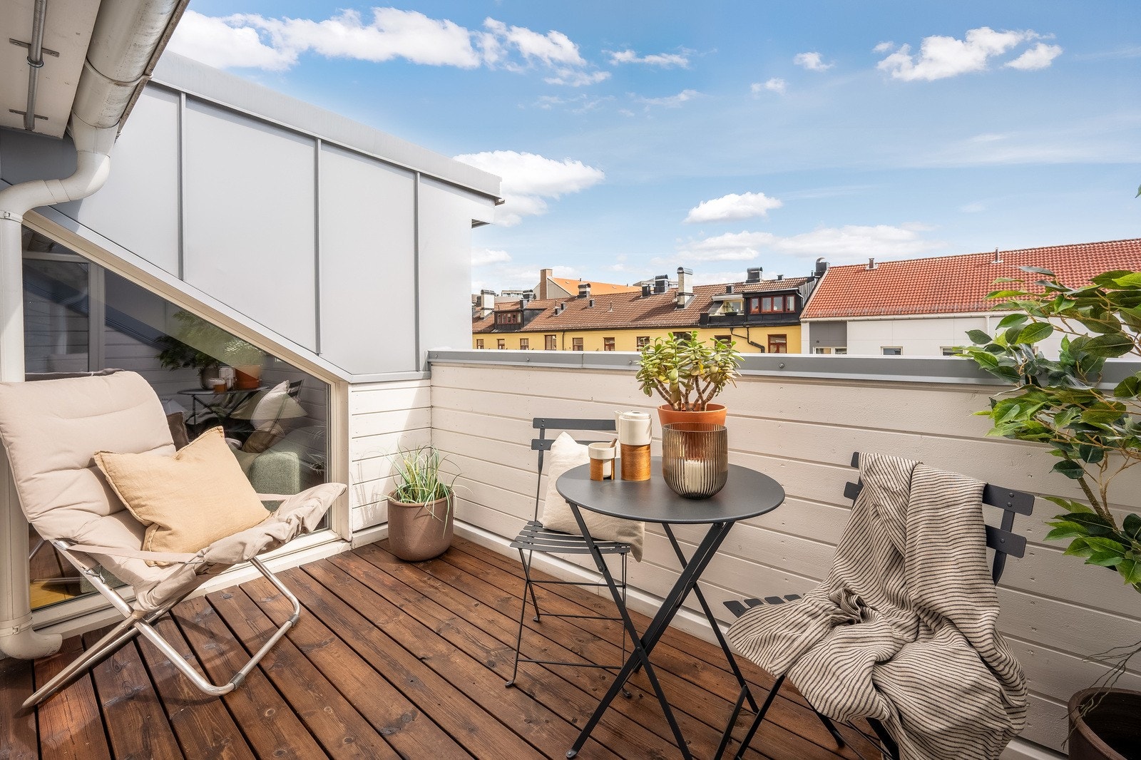 2 usjenerte og innbydende takterrasser - en sørøstvendt på ca. 5,5m², samt en nordvestvendt på ca. 4,6m² Galleribilde