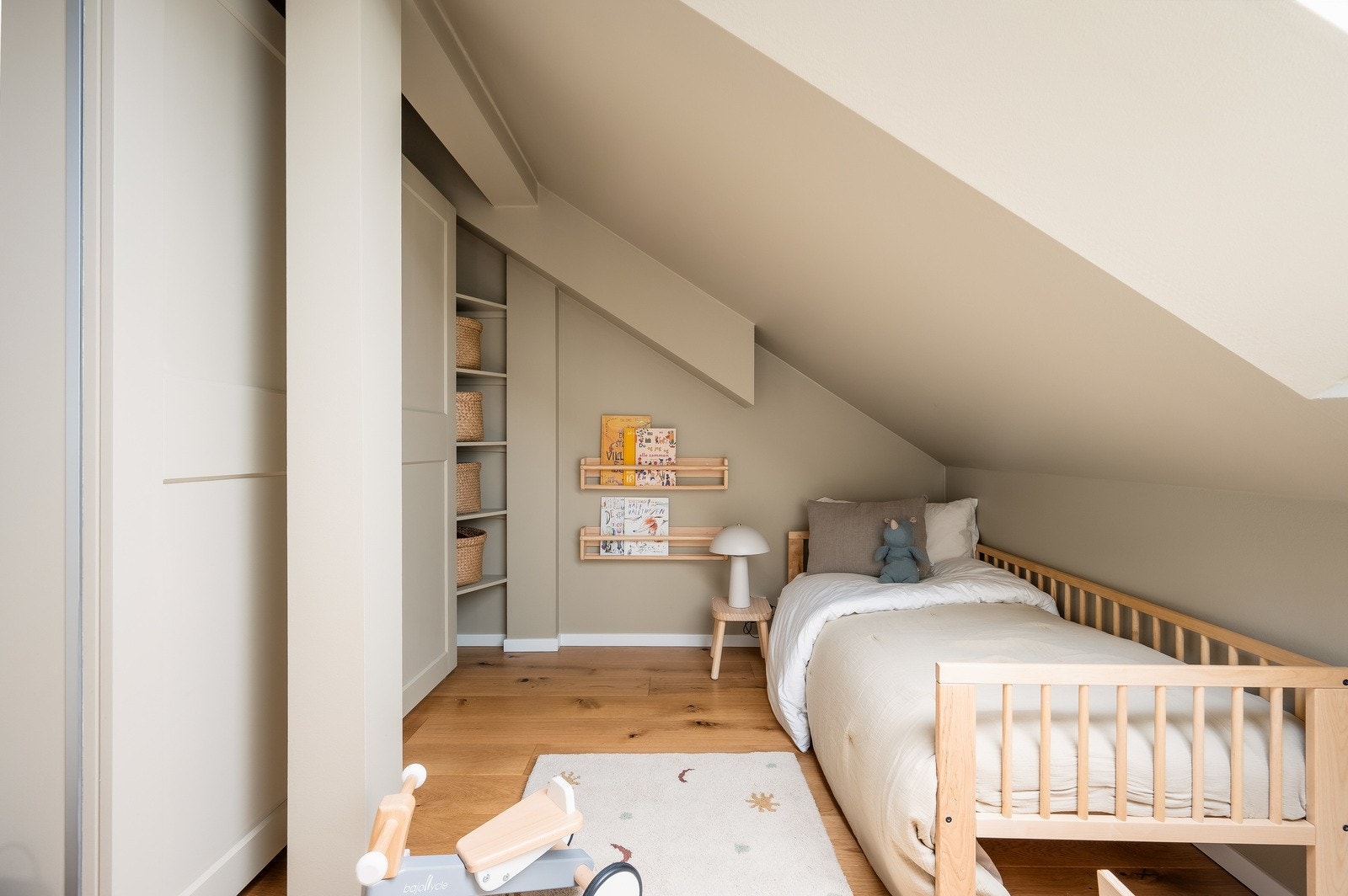 Værelset har også god lagringsplass i en stor, skyvedørsgarderobe Galleribilde