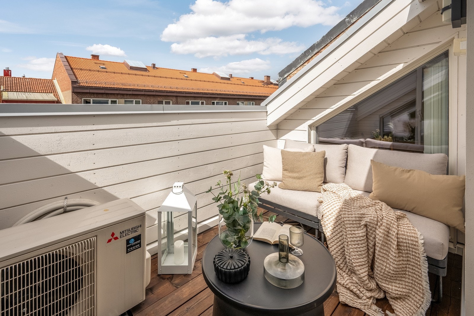 Med både en sørøstvendt og en nordvestvendt terrasse, kan man nyte enestående solforhold fra tidlig morgen og til rundt kl 20:30 på sommertid Galleribilde