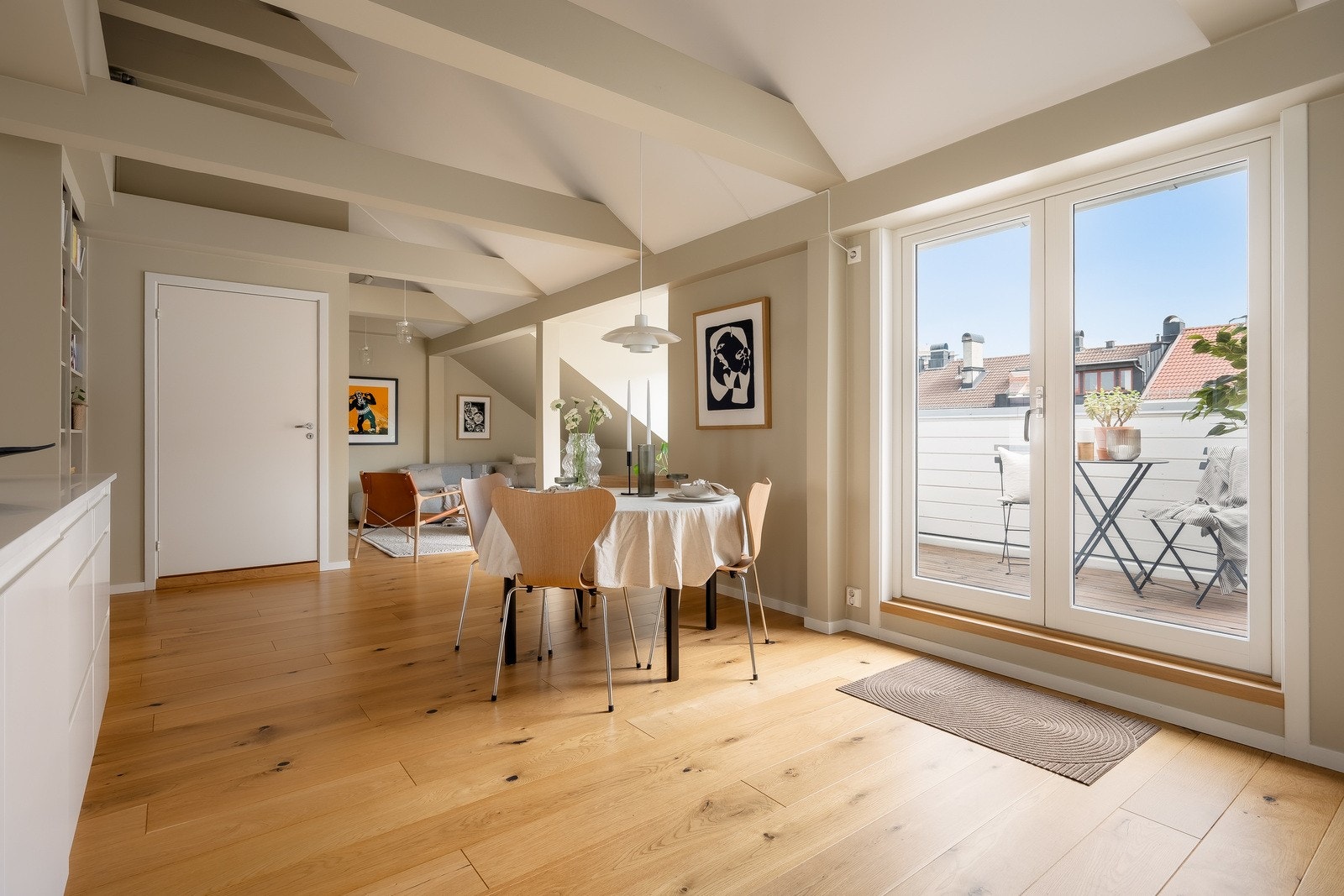 Lyset danser inn gjennom store vindusflater, og den åpne og luftige planløsningen danner den perfekte rammen for lange selskapskvelder med huset fullt av gjester Galleribilde