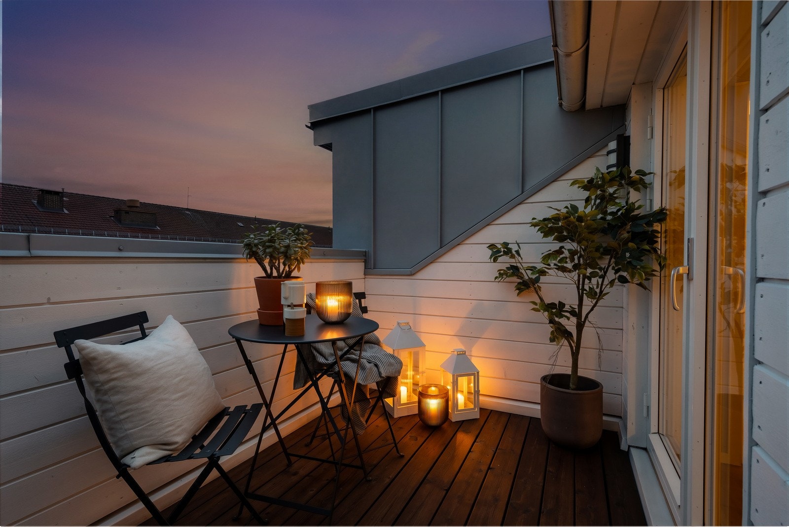 Terrassene er ideelle for avslapning og her kan late dager i sola nytes i tilbaketrukkede og rolige omgivelser - perfekt for rolige morgener eller lange sommerkvelder Galleribilde