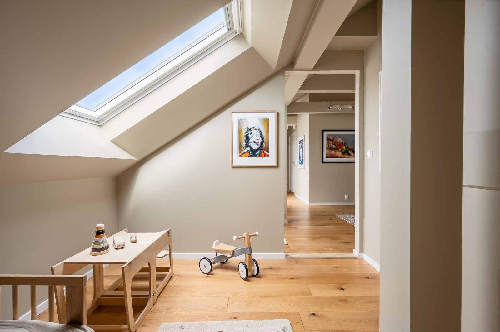 Veggflatene er malt opp i en delikat sandtone Galleribilde
