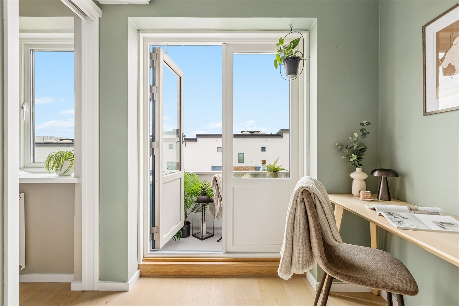 Her kan jobb fort bli et fleksibelt begrep. Med lys inn fra balkongen og ro rundt deg er dette et sted hvor idéene får mer plass enn arbeidslista. Galleribilde