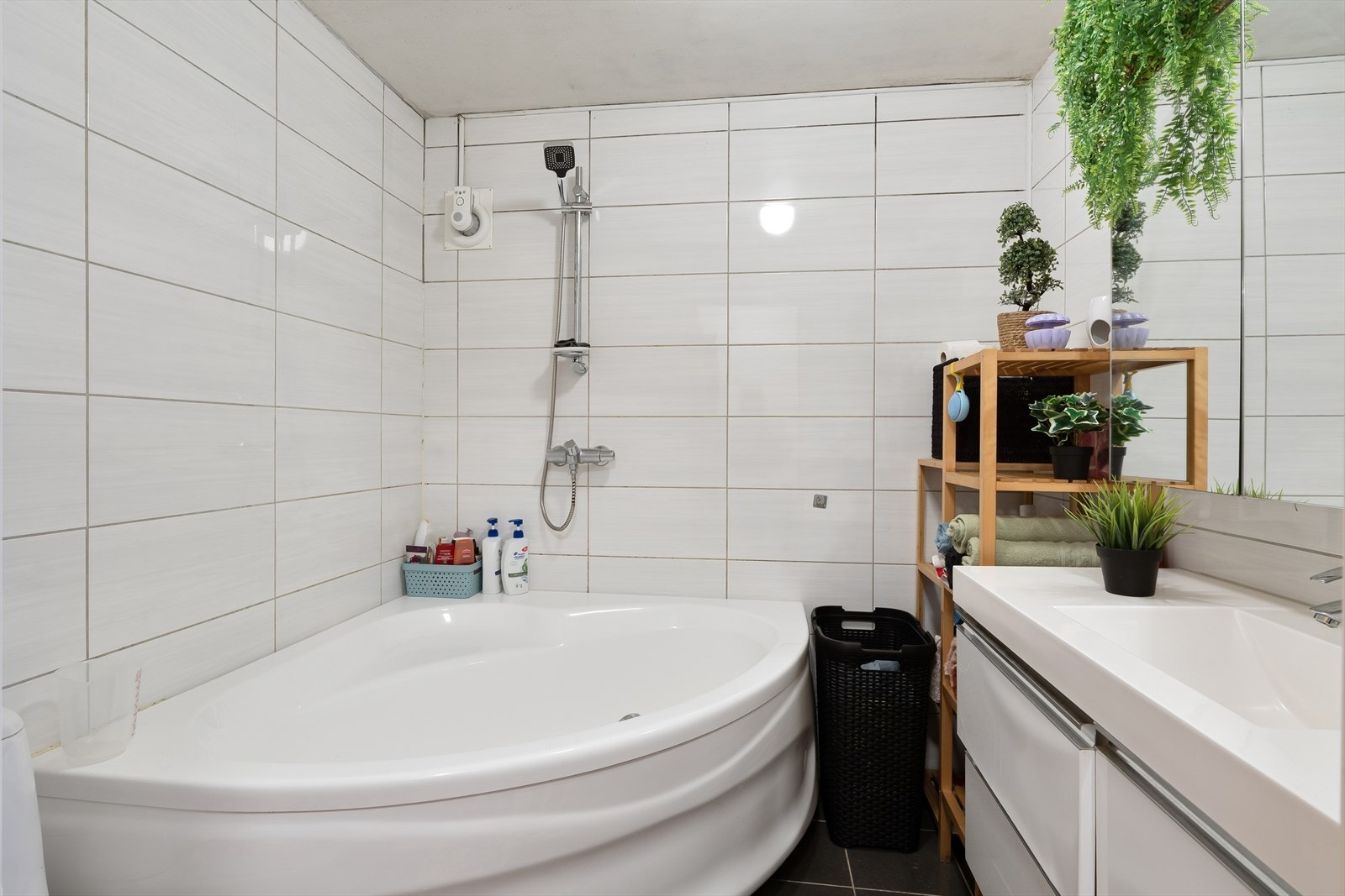 Badet i underetasjen er utstyrt med badekar, toalett og servant. Galleribilde
