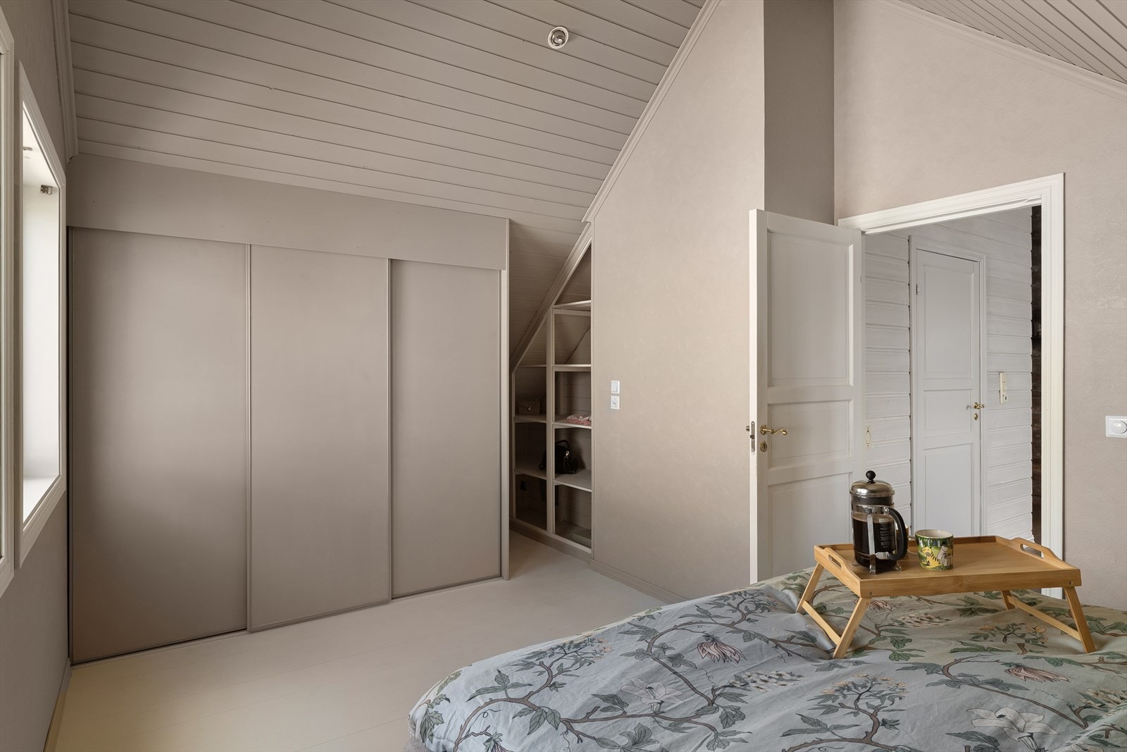Hovedsoverommet har god plass og en smart garderobeløsning. Galleribilde
