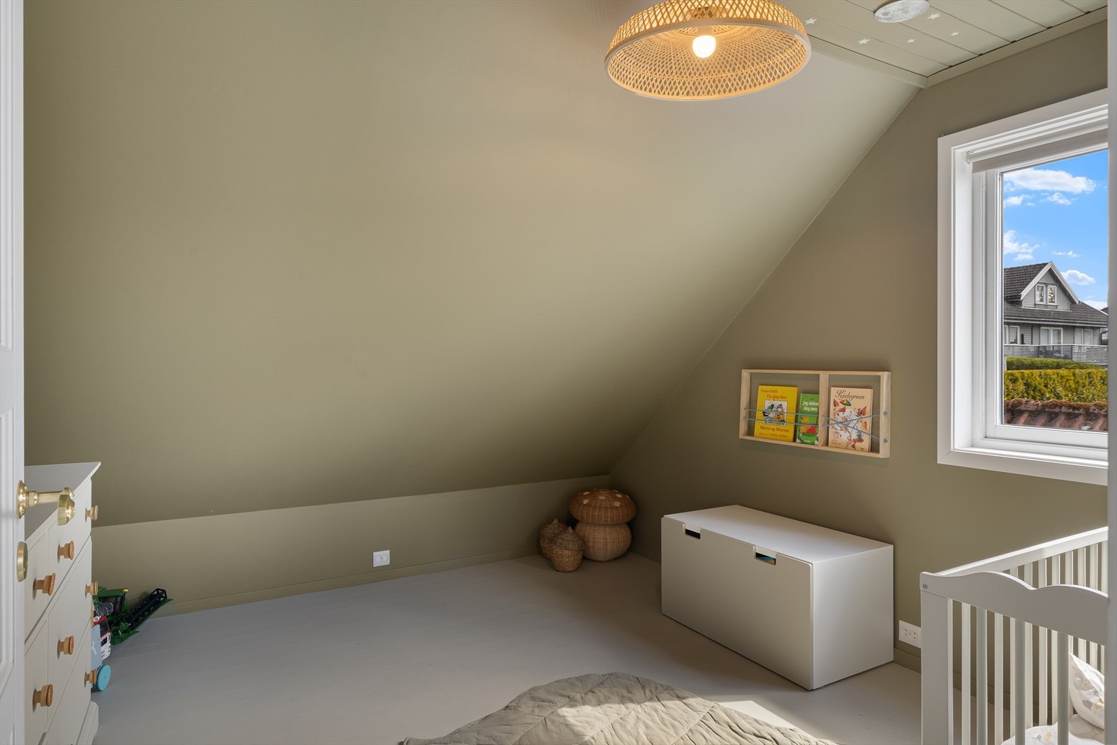Soverom med god plass til seng og oppbevaring. Galleribilde