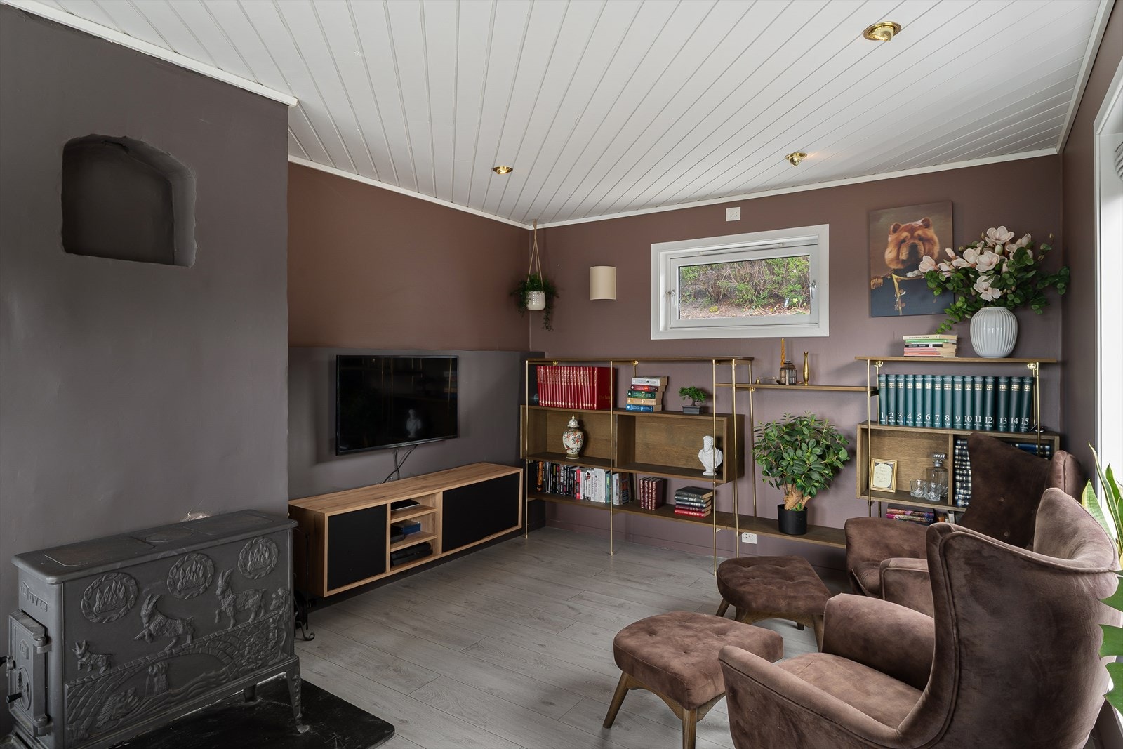 Stuen har flere soner med god plass til både TV-krok og en lesekrok. Galleribilde