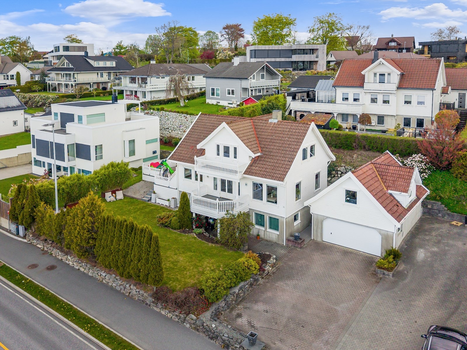 Parkering i dobbel garasje og pent opparbeidet tomt. Galleribilde