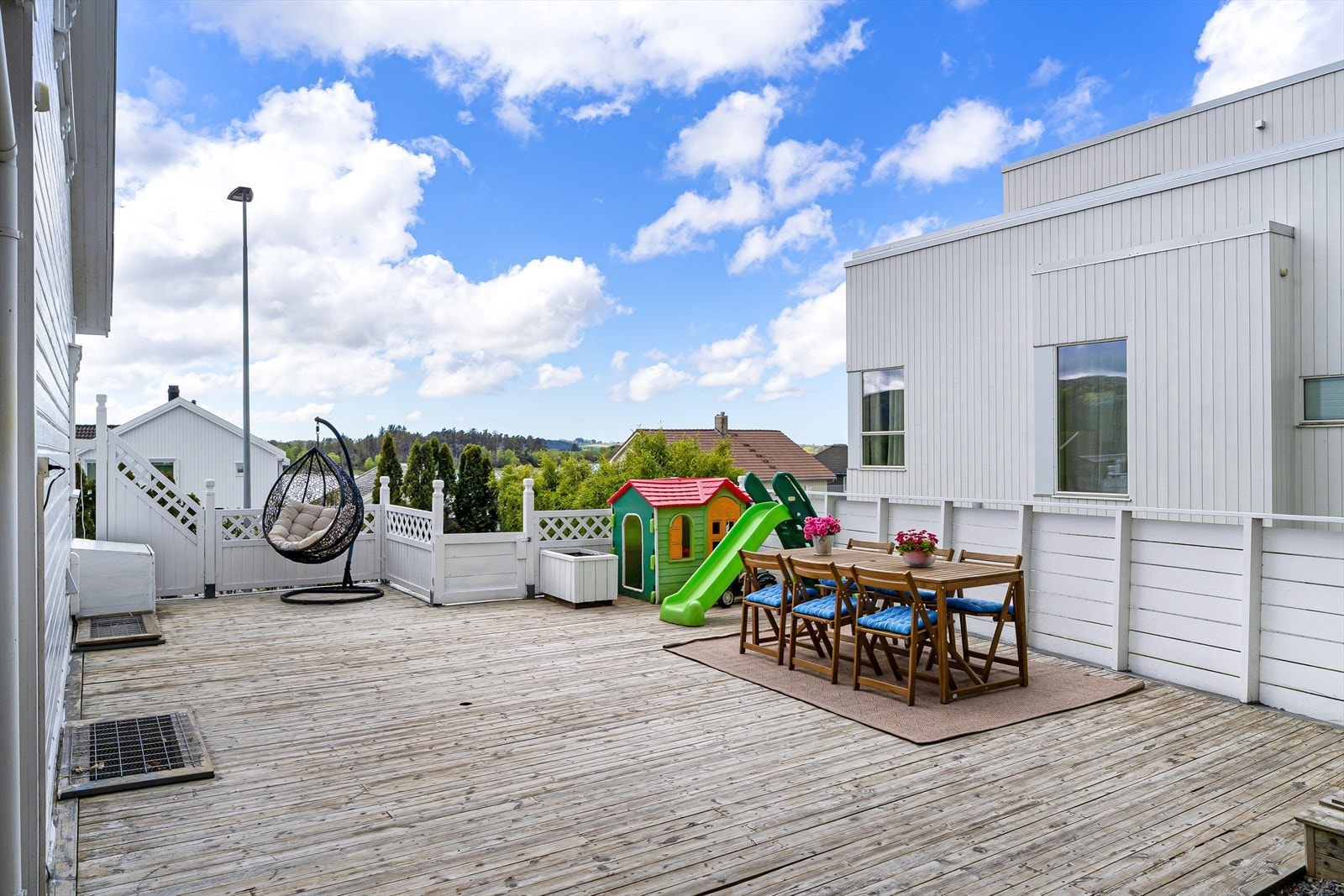 Stor terrasse med god plass til utemøbler og lekeareal. Galleribilde
