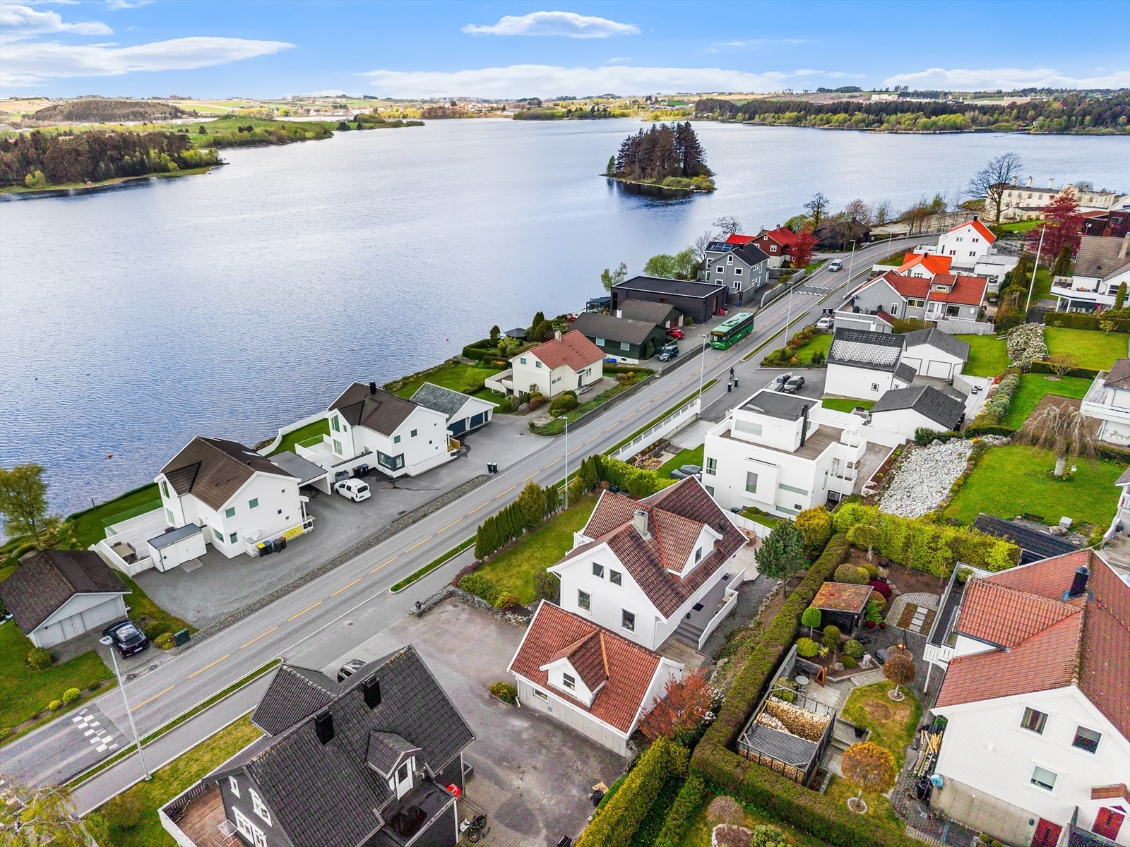 Eiendommen har en attraktiv beliggenhet med utsikt over Frøylandsvatnet. Galleribilde