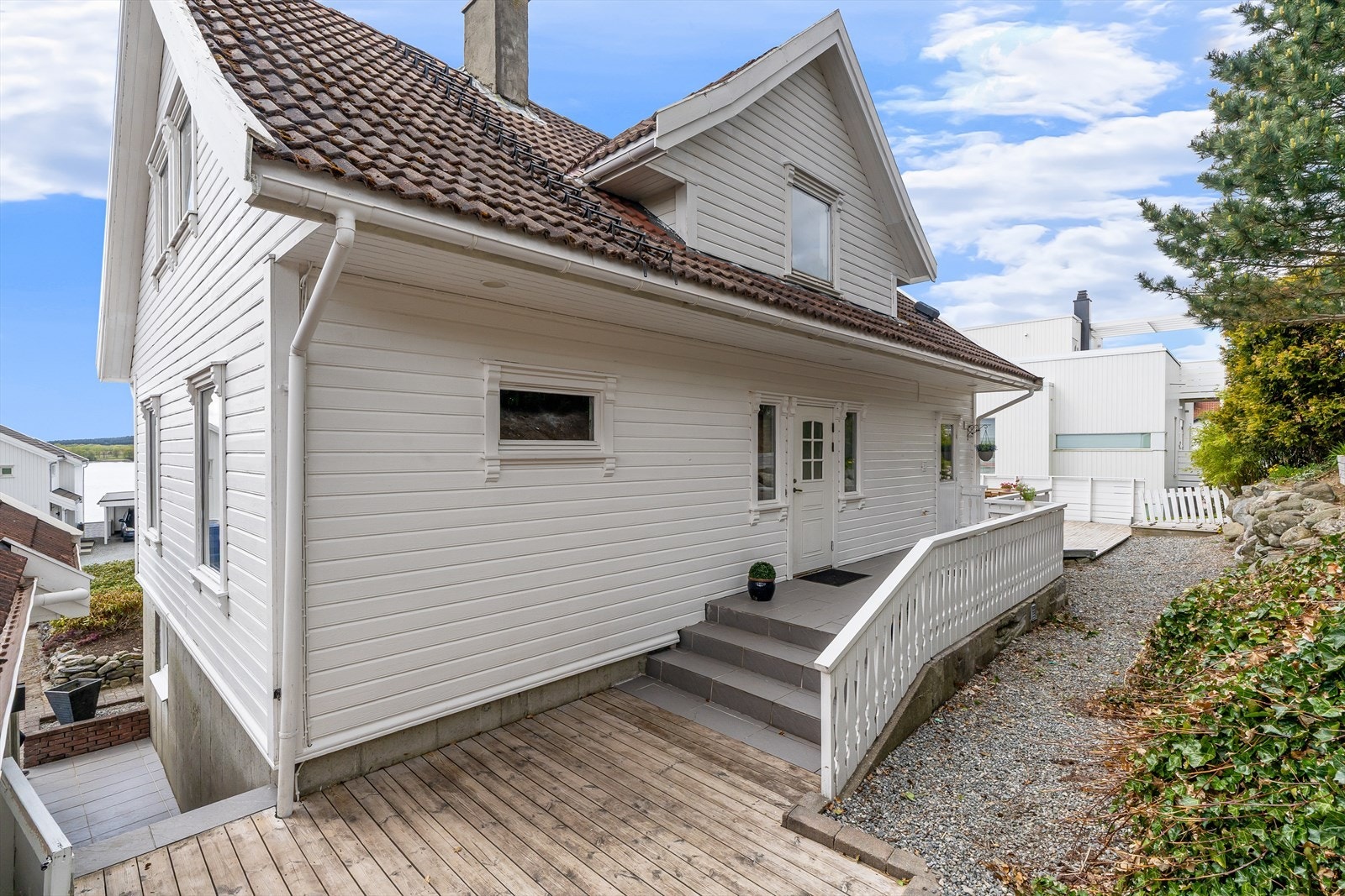 Boligen har flere uteplasser på ulike nivåer. Galleribilde