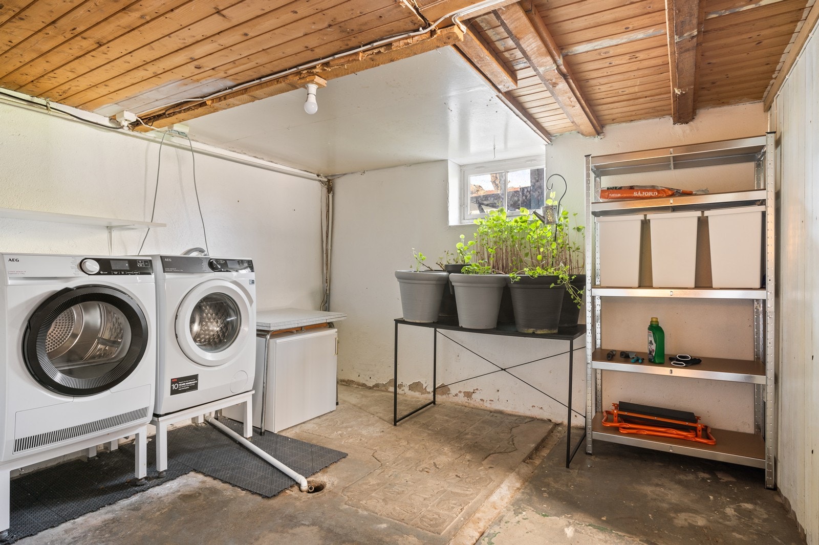 I kjelleren disponerer leiligheten boder med rikelig lagringsplass. Galleribilde
