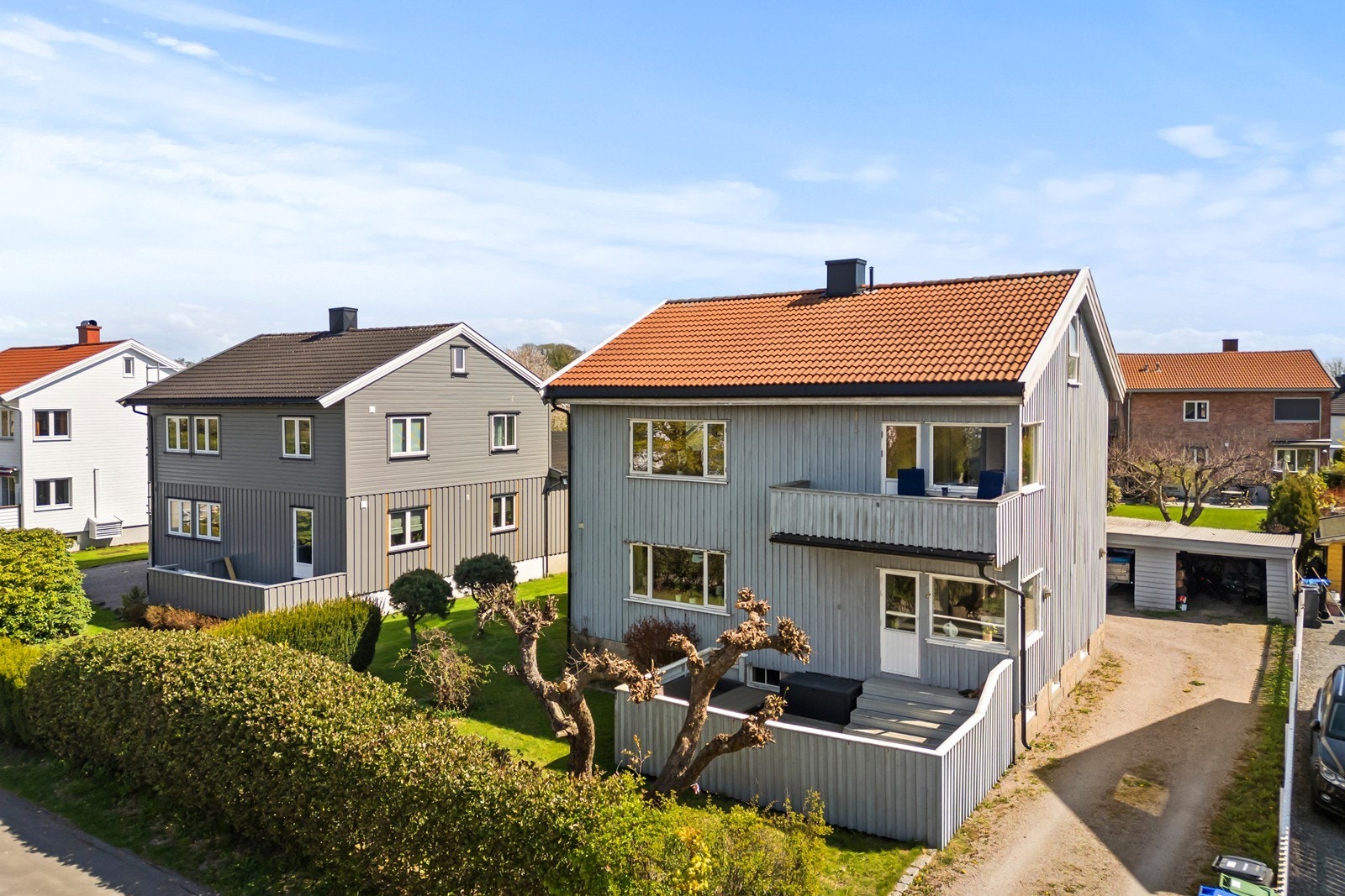 Horisontaldelt tomannsbolig fra 1948 med stående, overflatebehandlet trepanel. Galleribilde