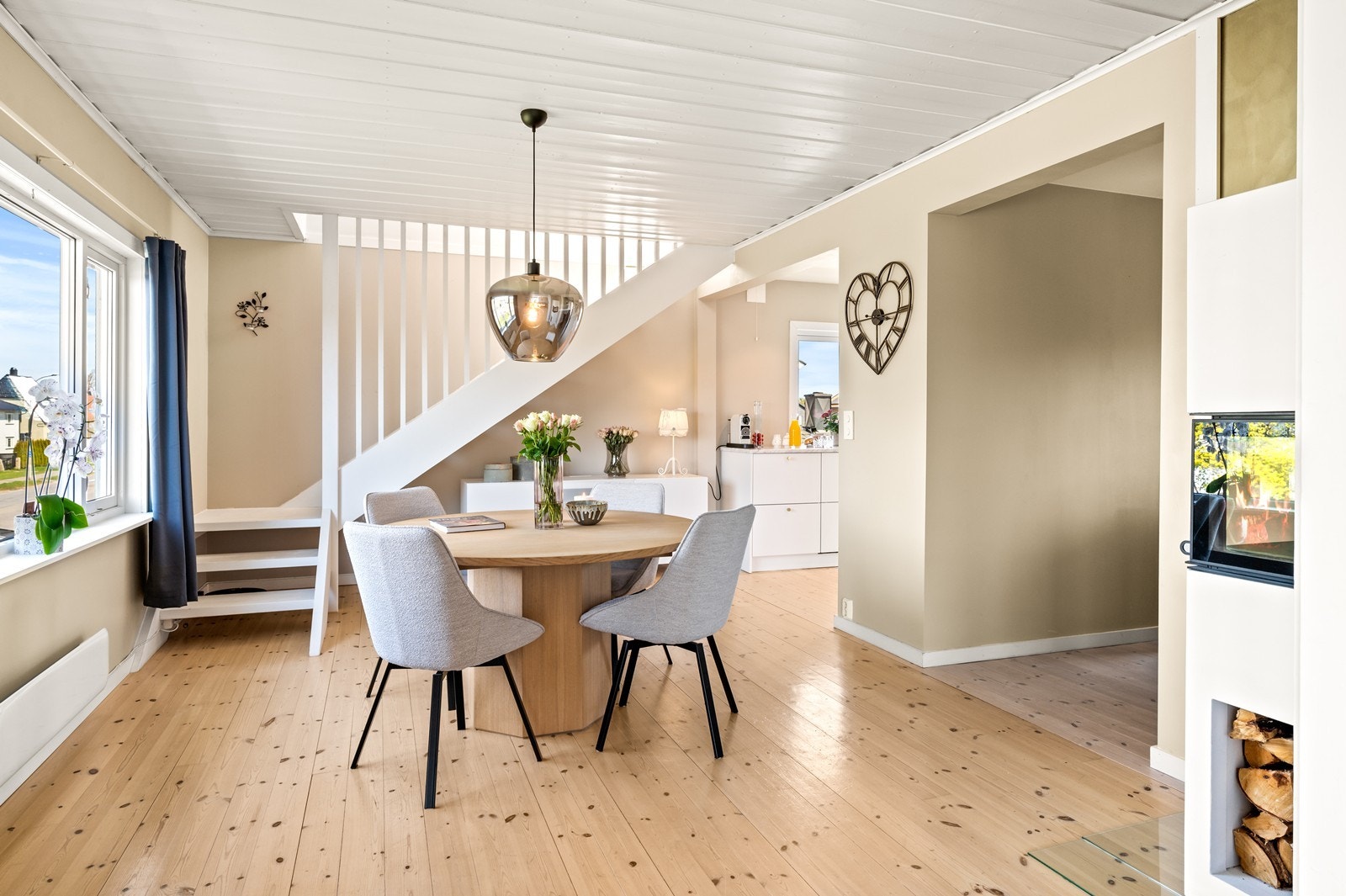Fra oppholdsrommene er det en åpen trapp opp til det innredede loftet. Innredningen av loft er ikke byggemeldt. Galleribilde