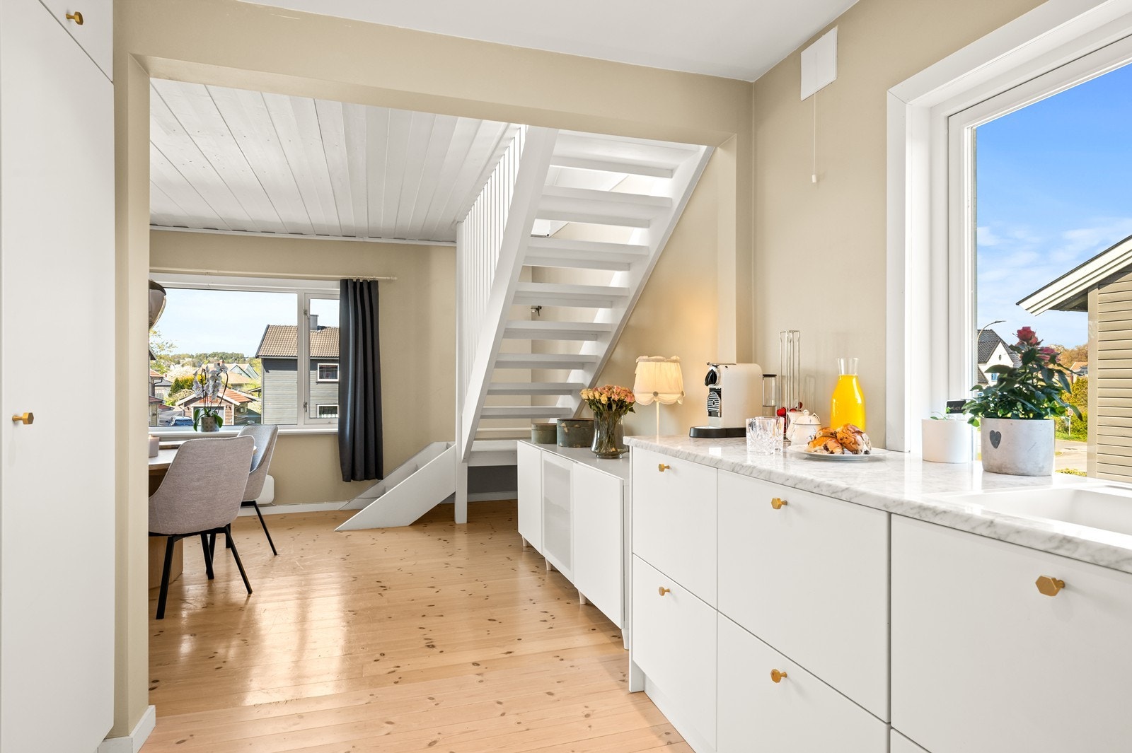 Kjøkkeninnredningen har glatte fronter og rikelig med skapplass. Galleribilde