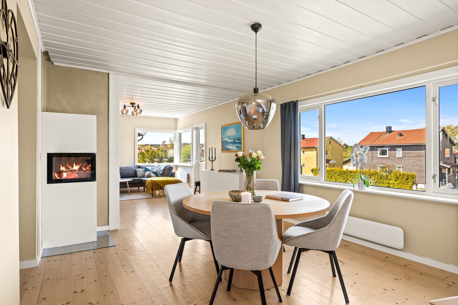 En moderne vedovn ved spisestuen gir både varme og hygge. Galleribilde