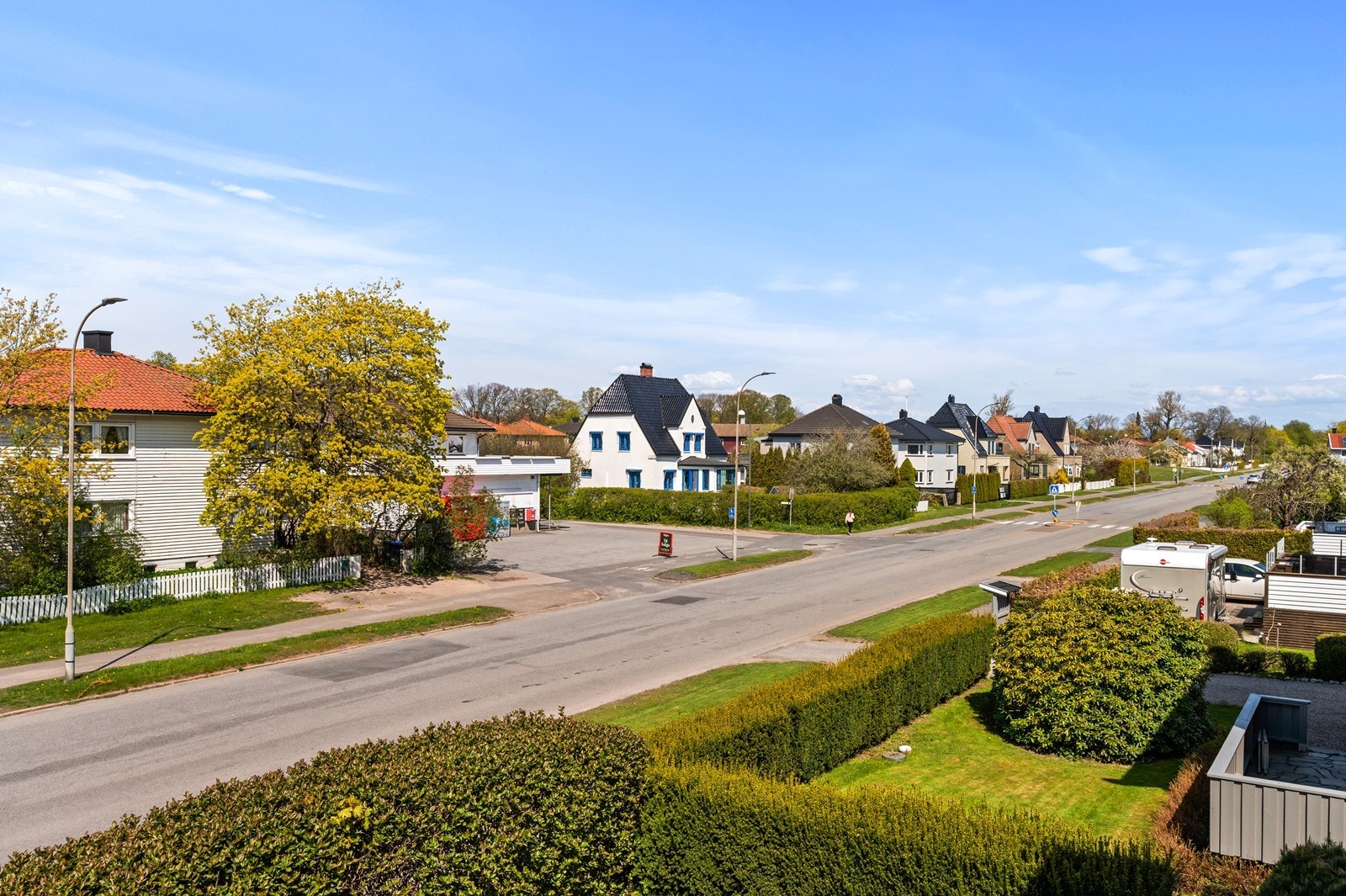Beliggenhet i et etablert og rolig boligområde på Kongsten. Galleribilde