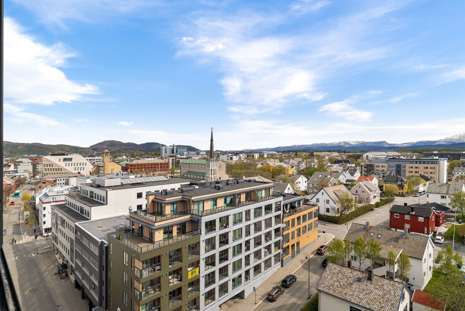 Utsikt over sentrum og mot Bodø Domkirke. Galleribilde