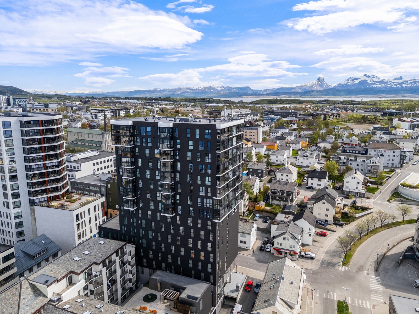 Fra garasjen er det direkte heisadkomst opp til leilighetens etasje, noe som gjør adgangen til leiligheten enkel. Galleribilde