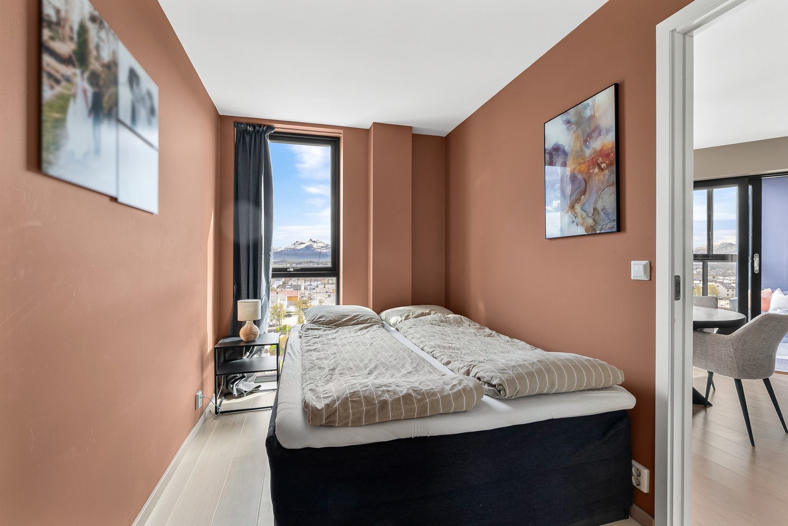 Hovedsoverommet har fint plass til dobbeltseng. Galleribilde