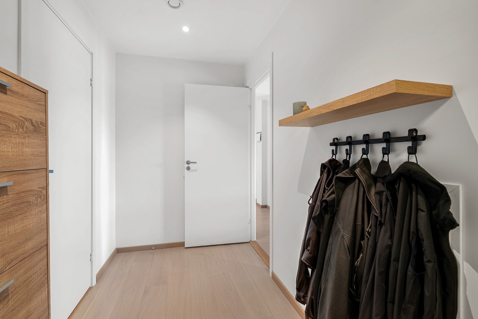 Leiligheten har innbydende entré med vannbåren varme i gulv. Galleribilde