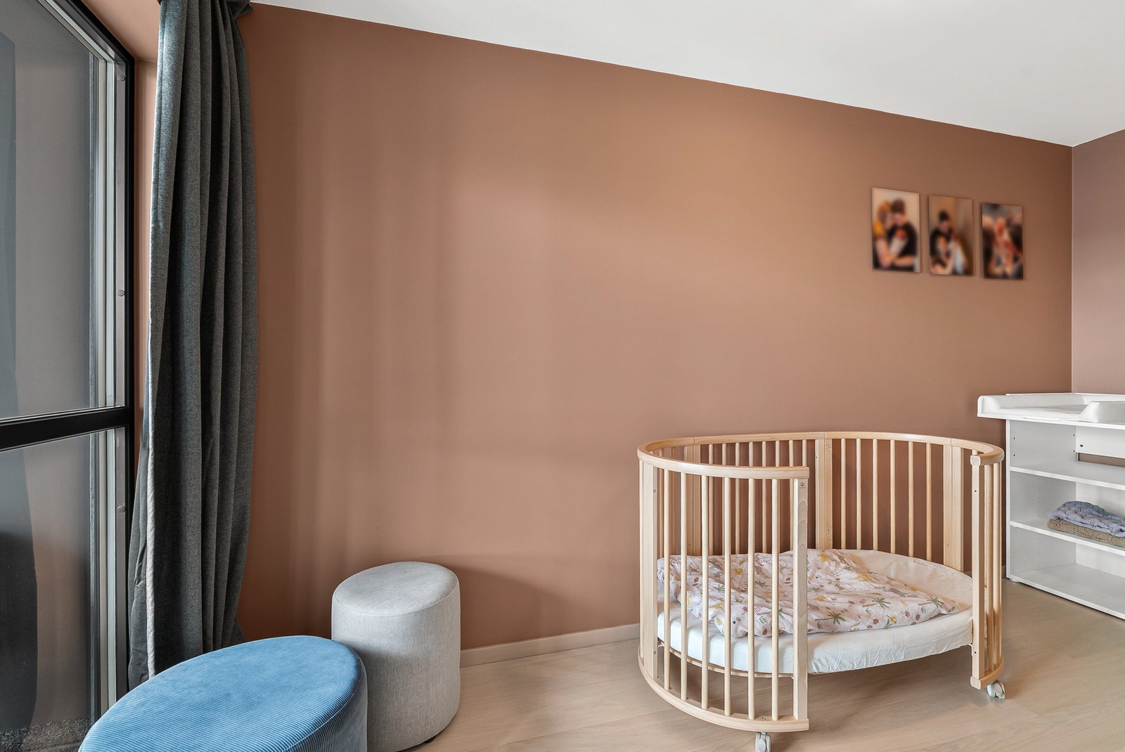 Rommet har plass til seng og diverse møblement. Galleribilde