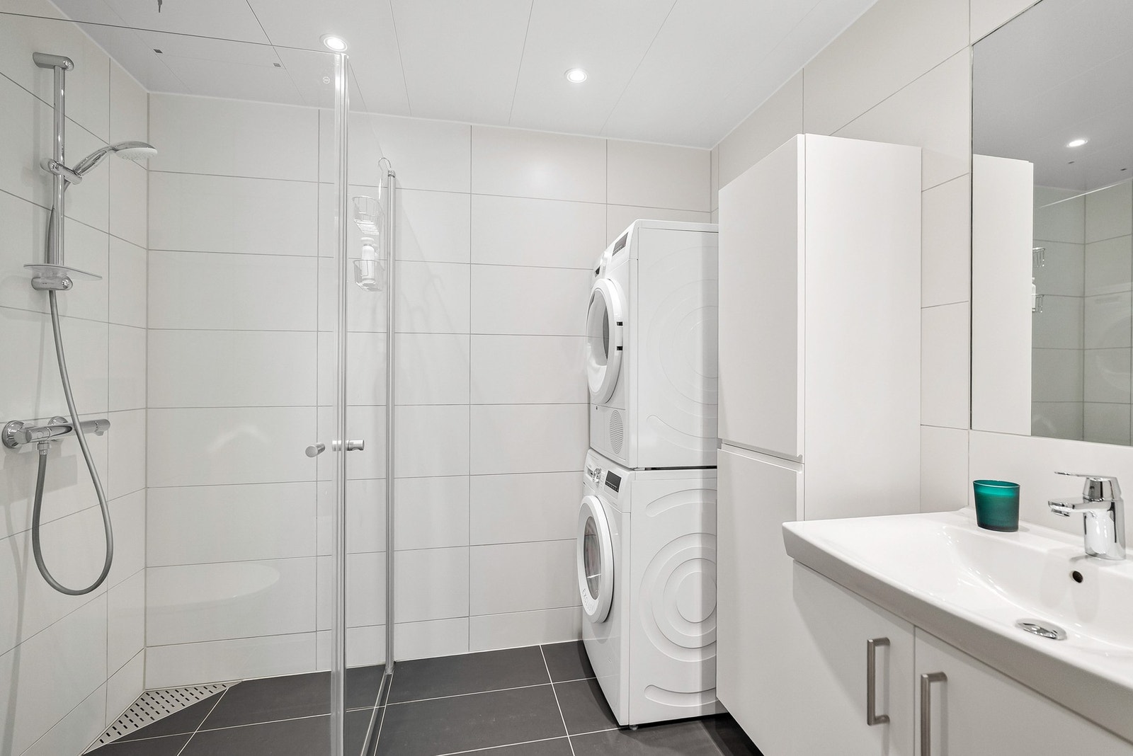 Badet er flislagt med varmekabler i gulv for ekstra komfort. Galleribilde