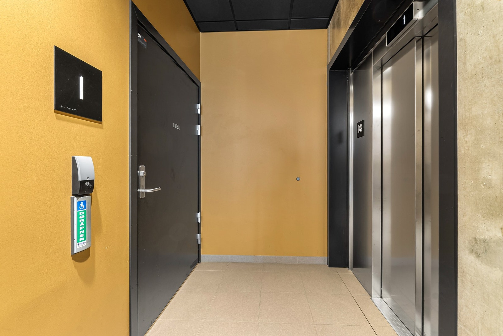 Heisen tar deg enkelt opp til leiligheten i 11. etasje. Galleribilde