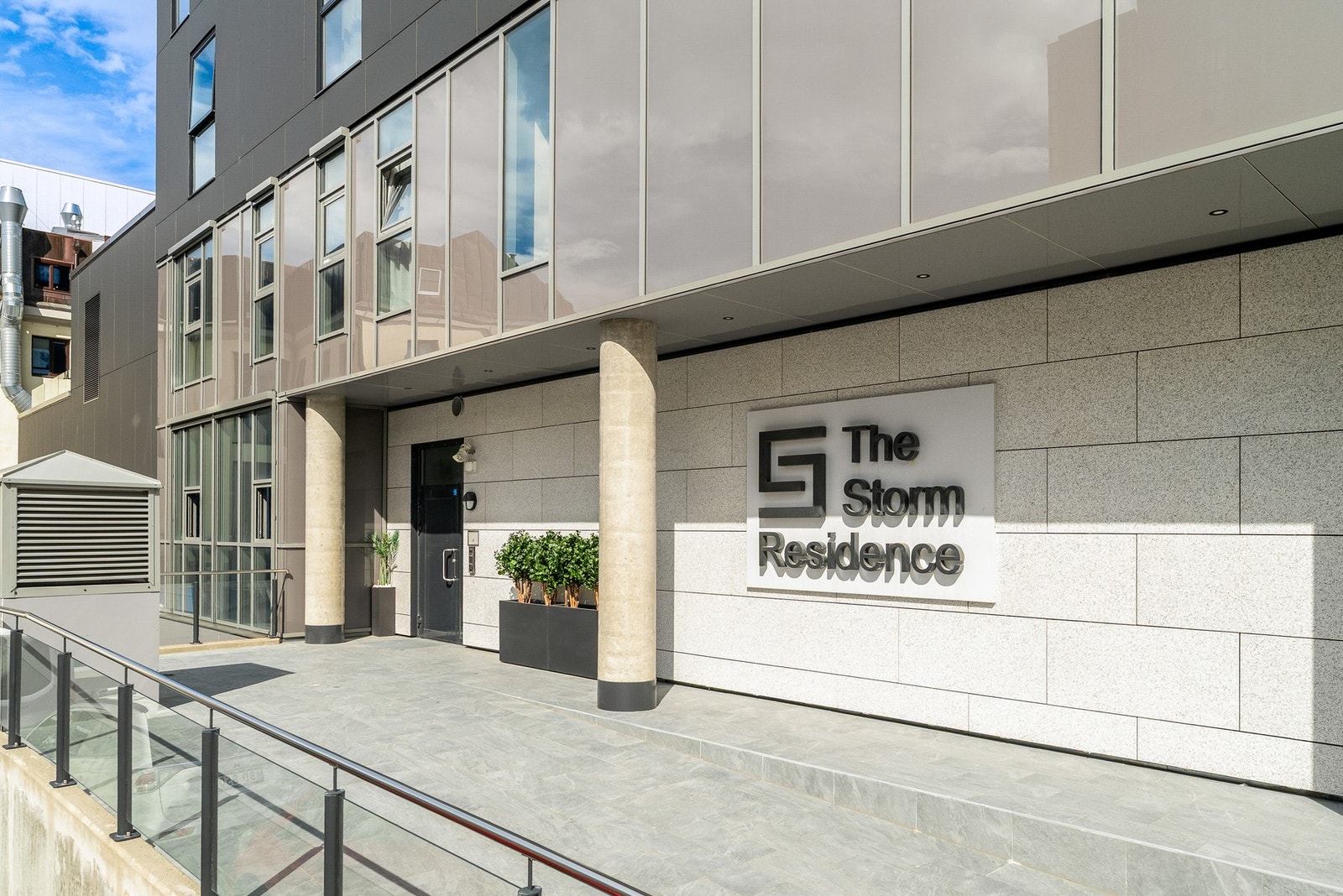 Pent og representativt inngangsparti til The Storm Residence. Galleribilde