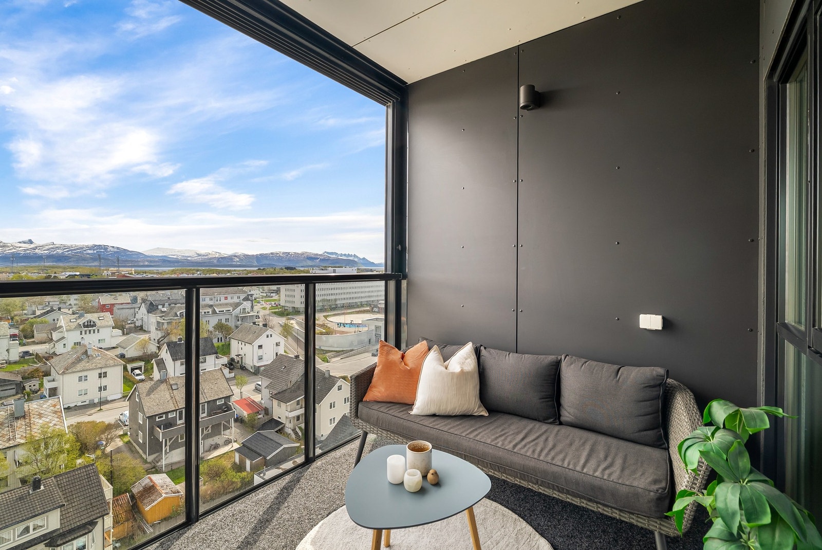 Balkongen er en fin forlengelse av stuen med plass til sittegruppe. Galleribilde