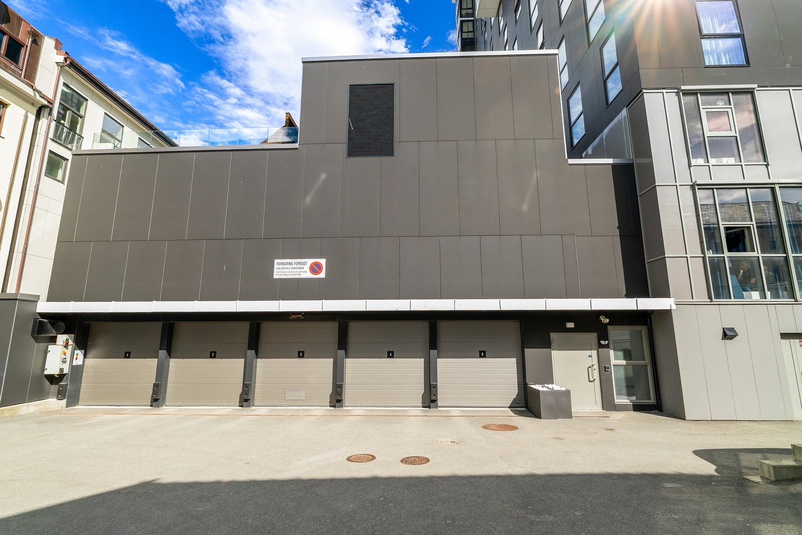 Bygget har garasjeanlegg i underetasjen, hvor det medfølger fast parkeringsplass. Galleribilde