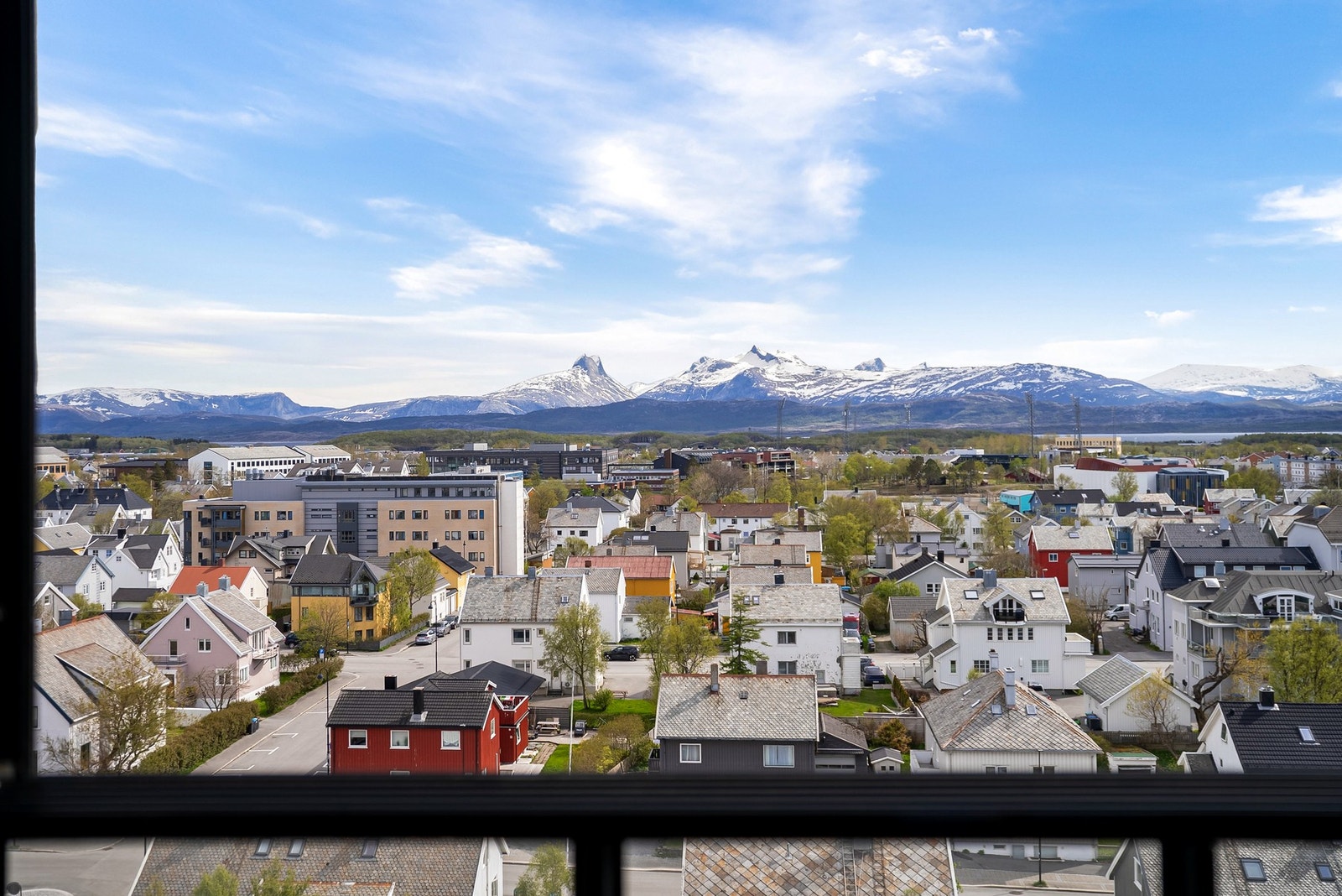 Muligheten til å åpne glassflatene på varme dager sørger for en åpen og luftig uteplass om sommeren. Galleribilde